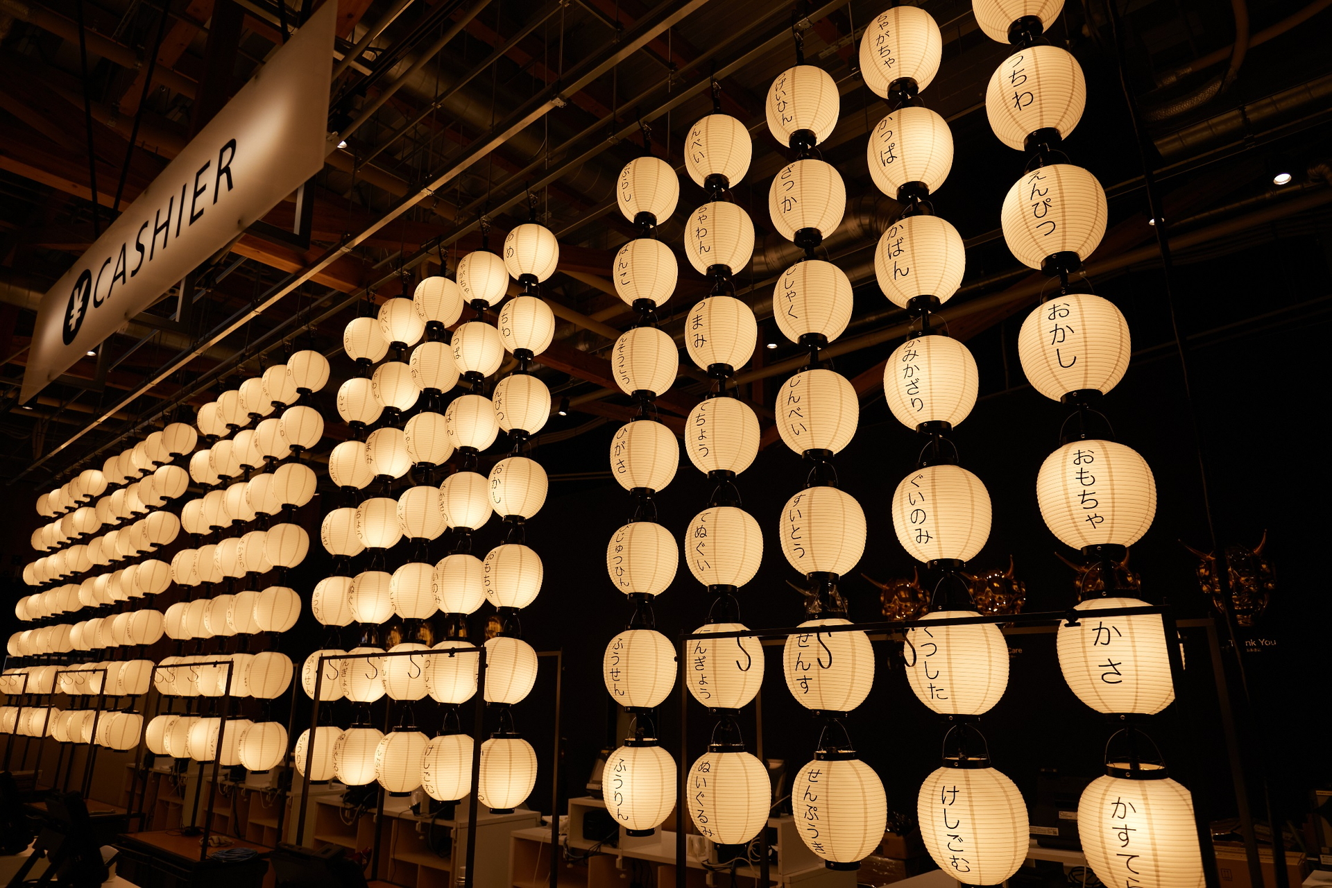 会場内オフィシャルストアの装飾品も再活用する