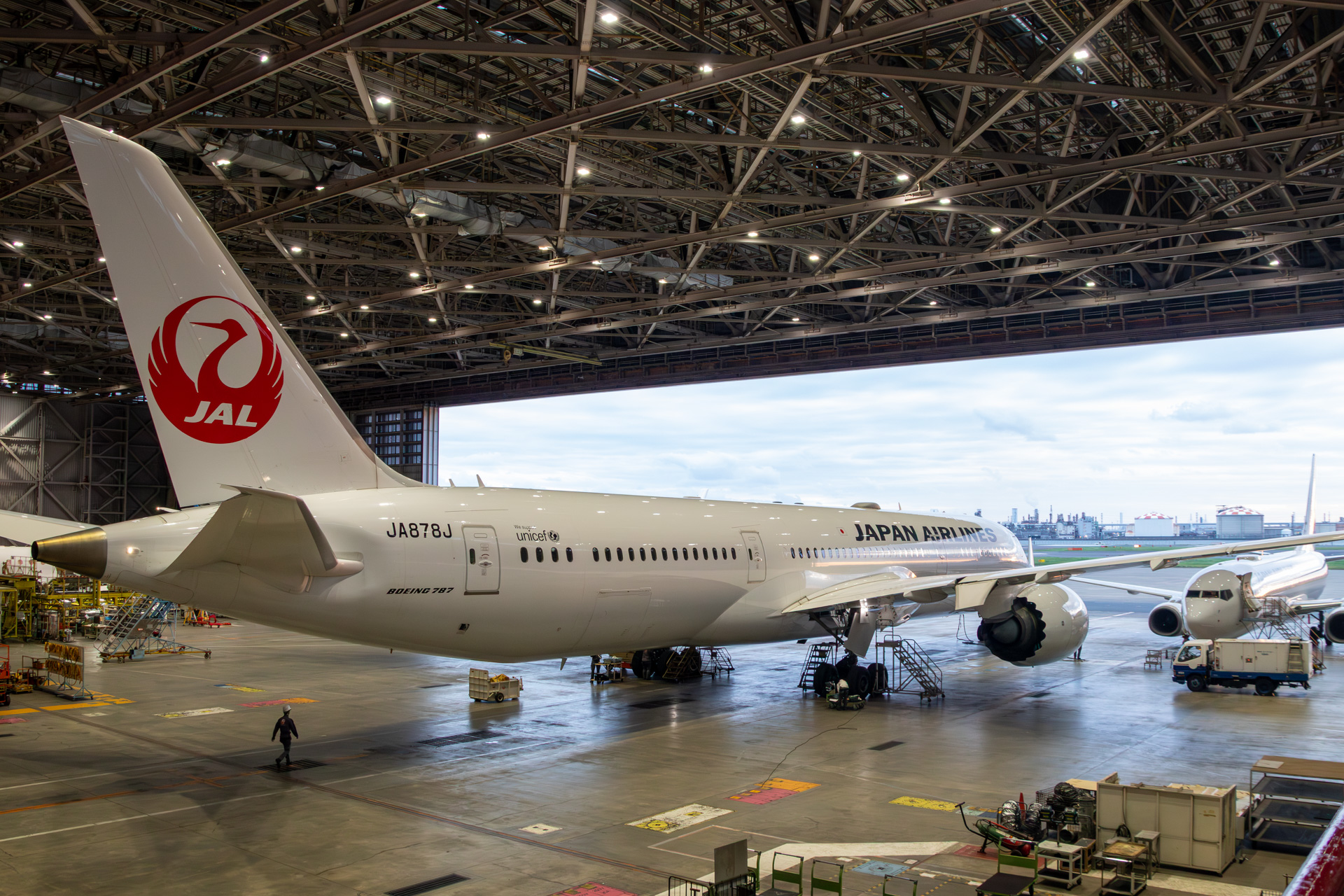 飛行機を間近で見ることができる工場見学コース