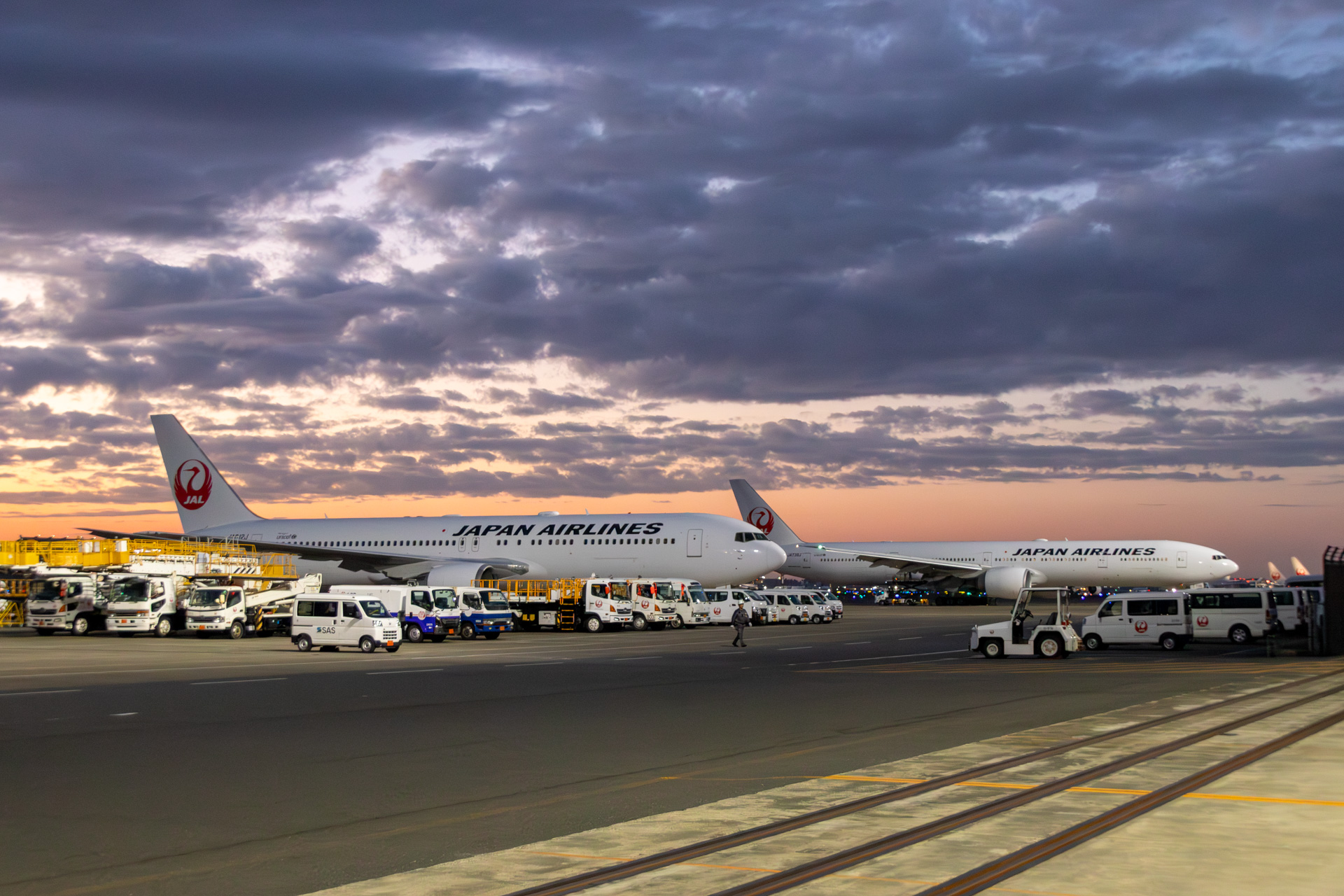 すぐ近くに駐機していたボーイング 767-300型機と777-300型機