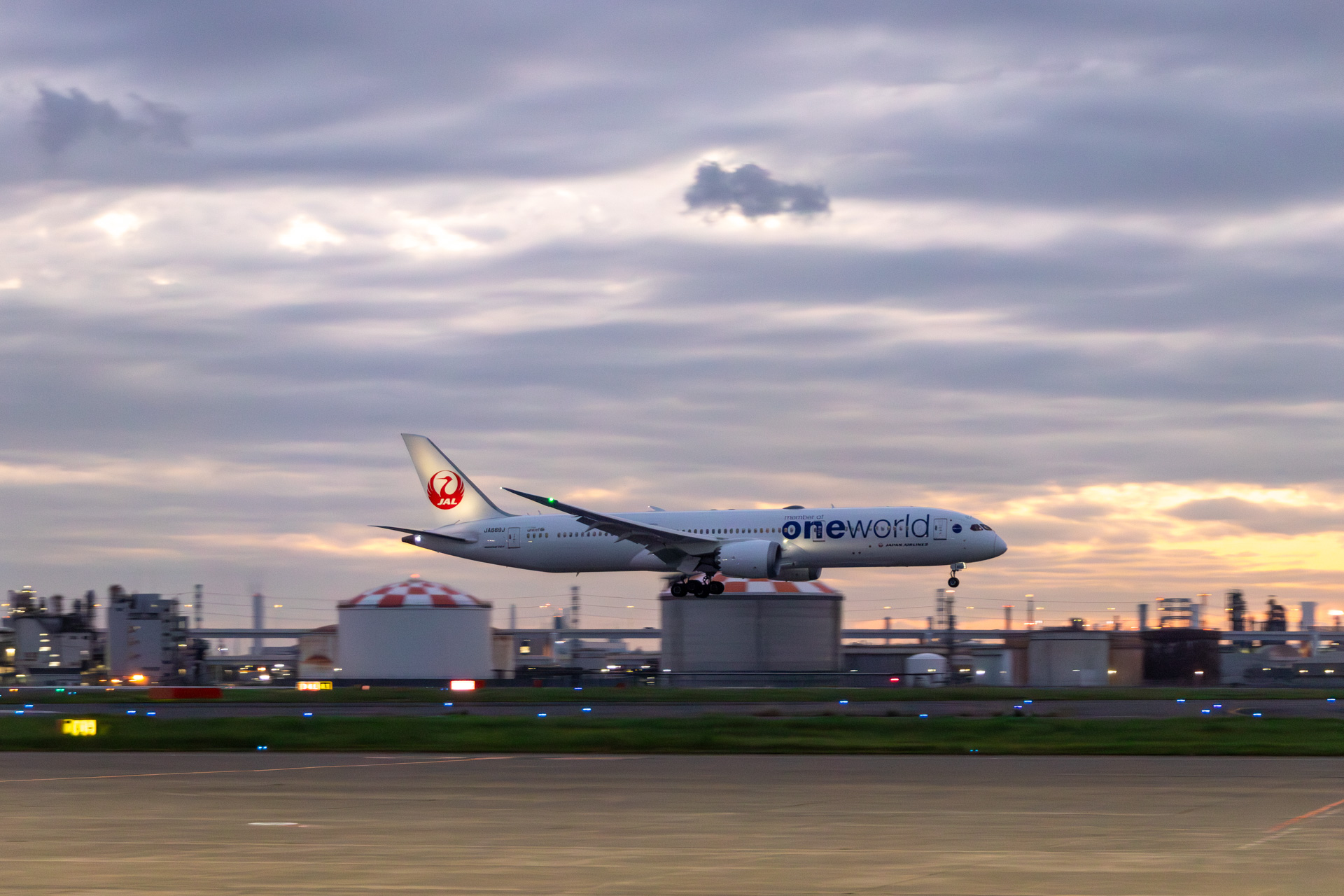 目の前がA滑走路なので、離着陸する飛行機を見ることができる