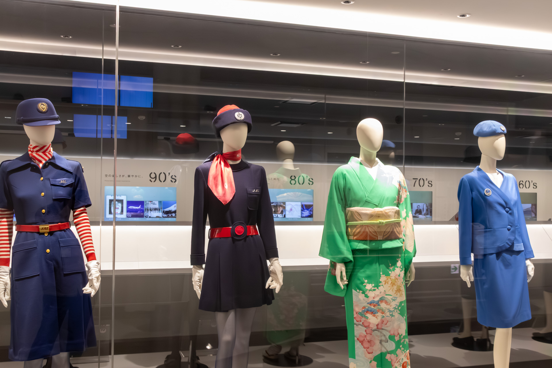 客室乗務員の制服コーナーにはレアな着物も展示