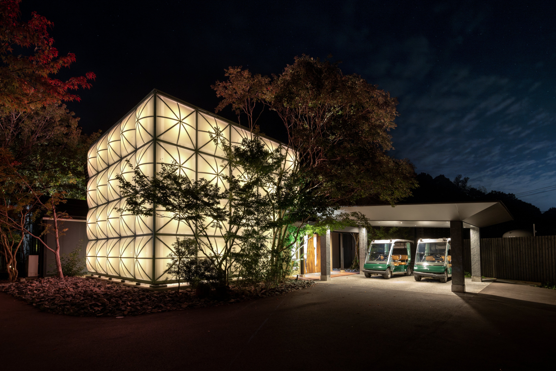 GOTENリゾート「奥武雄温泉 風の森」。全室露天風呂付き離れ11室、約5500坪の森に佇む大人2人専用のおこもり宿