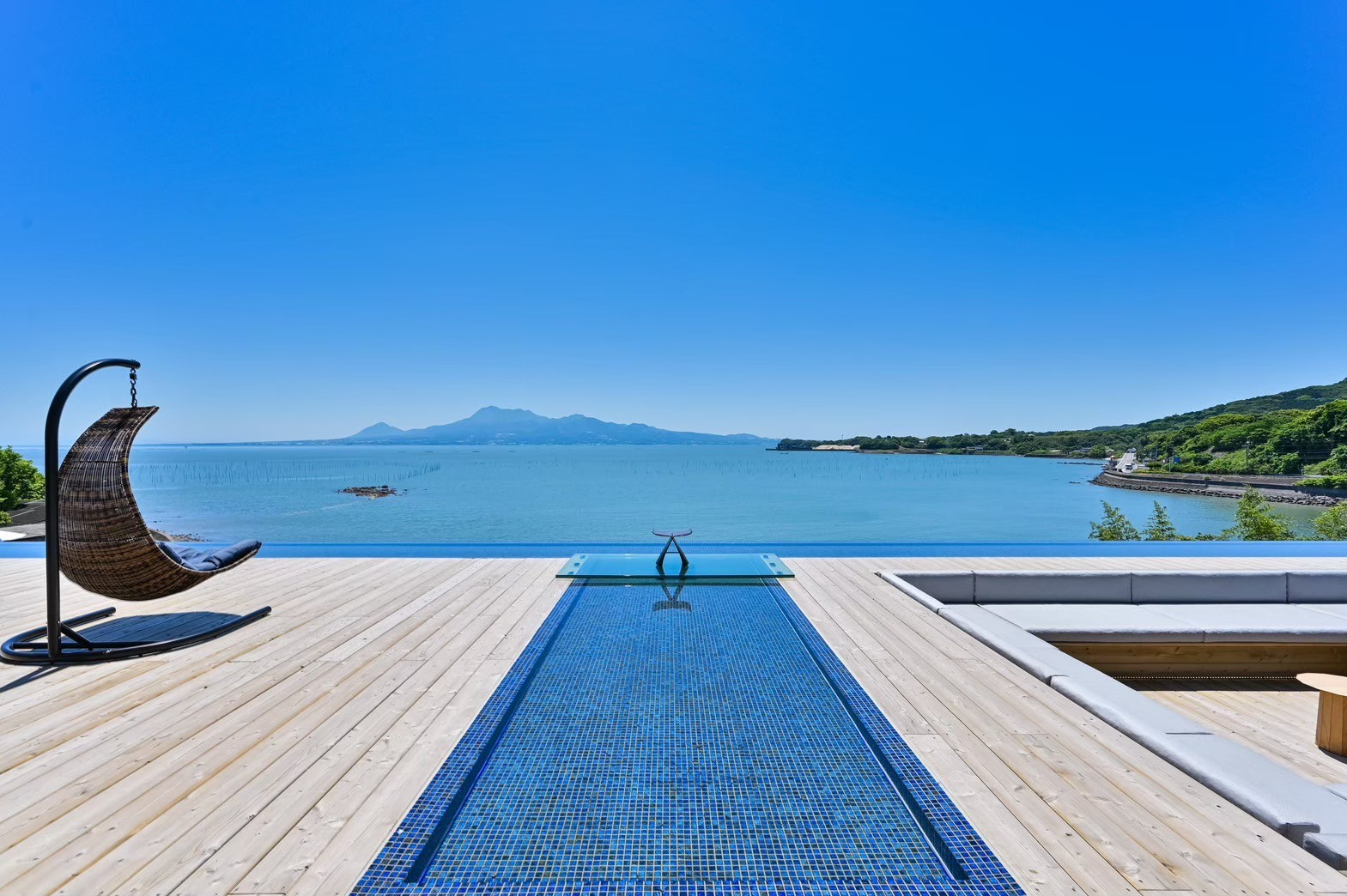 GOTENリゾート「太良嶽温泉 蟹御殿」。全室露天風呂付き16室、露天風呂から有明海を望む絶景宿で、竹崎かに料理などを味わえる