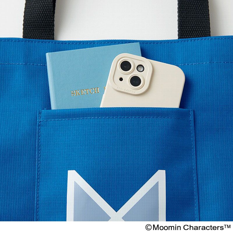 スマホなどを入れられるフロントポケット搭載