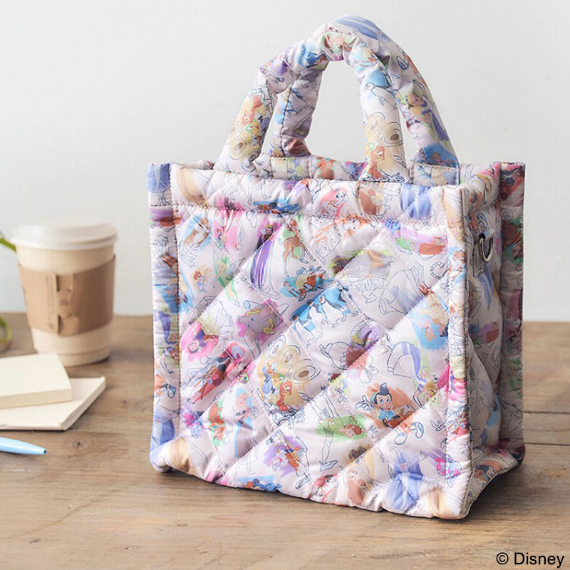 ディズニーの歴史を感じる壮大なアートを使い、キルティングバッグに仕上げている