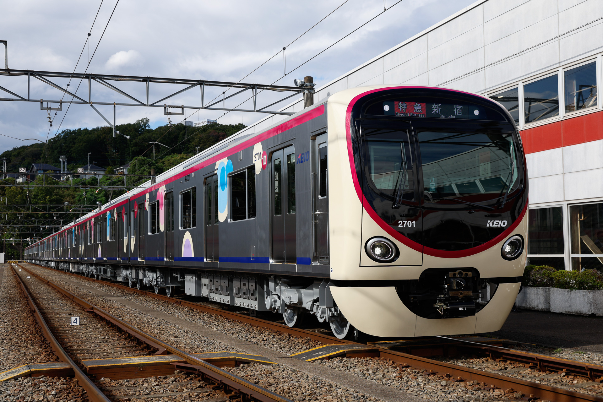 編成の全景。手前が新宿方先頭車（10号車、2701）で、以下9～1号車はそれぞれ、2001-2051-2501-2101-2551-2651-2201-2251-2751という車番