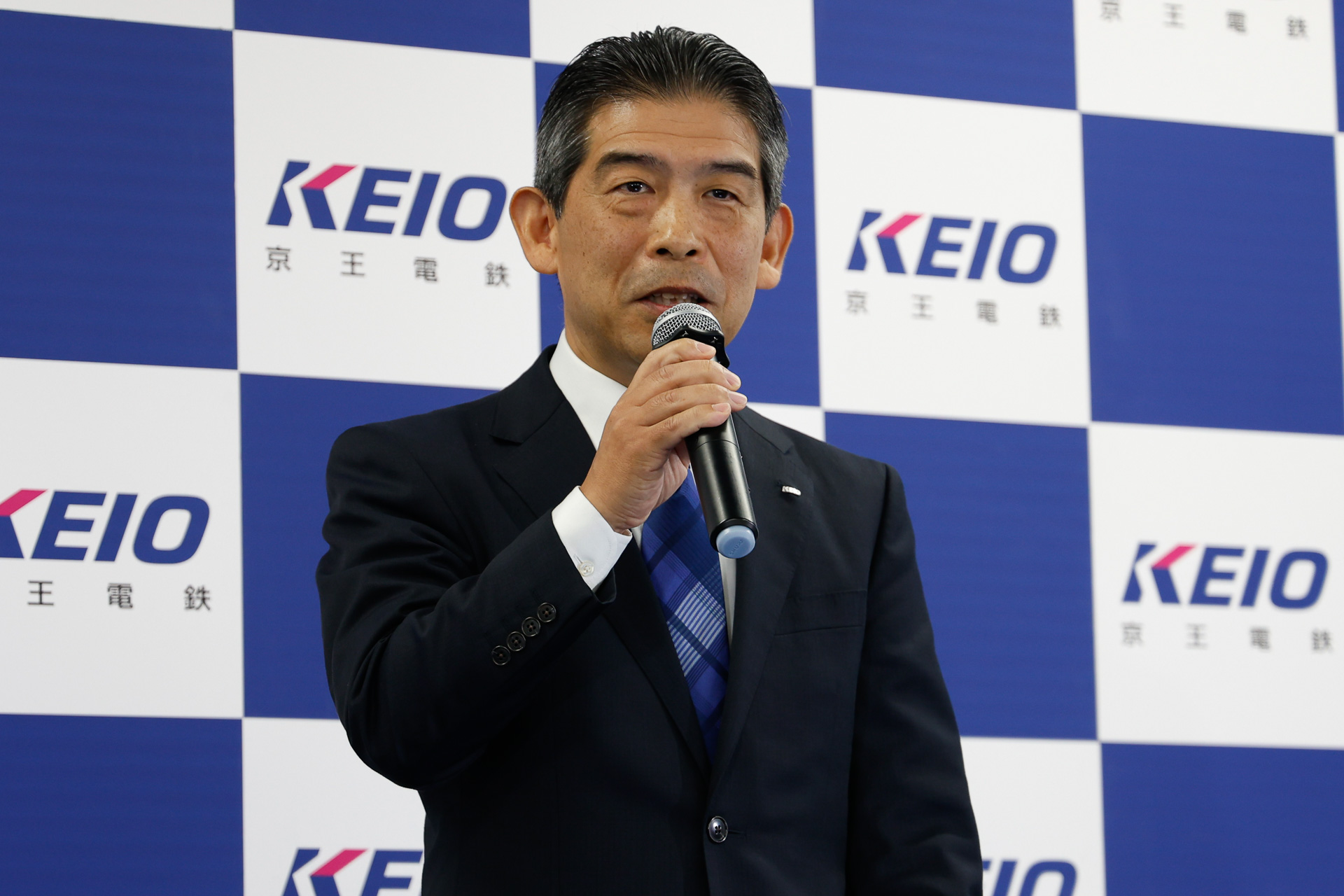 車両の概要について語る京王電鉄株式会社 取締役常務執行役員 井上晋一氏