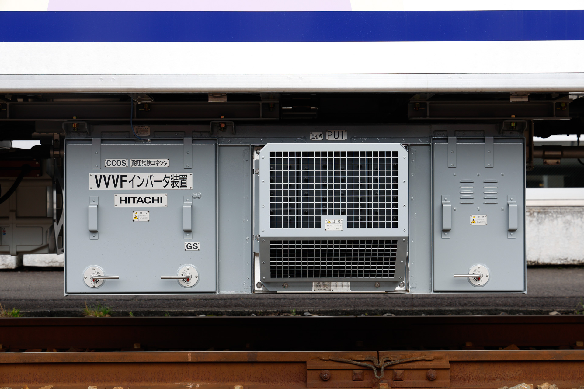 2000系が搭載するVVVFインバータ装置の例。昔と比べると、機能は同じでも大幅に小型軽量化され、効率も改善した