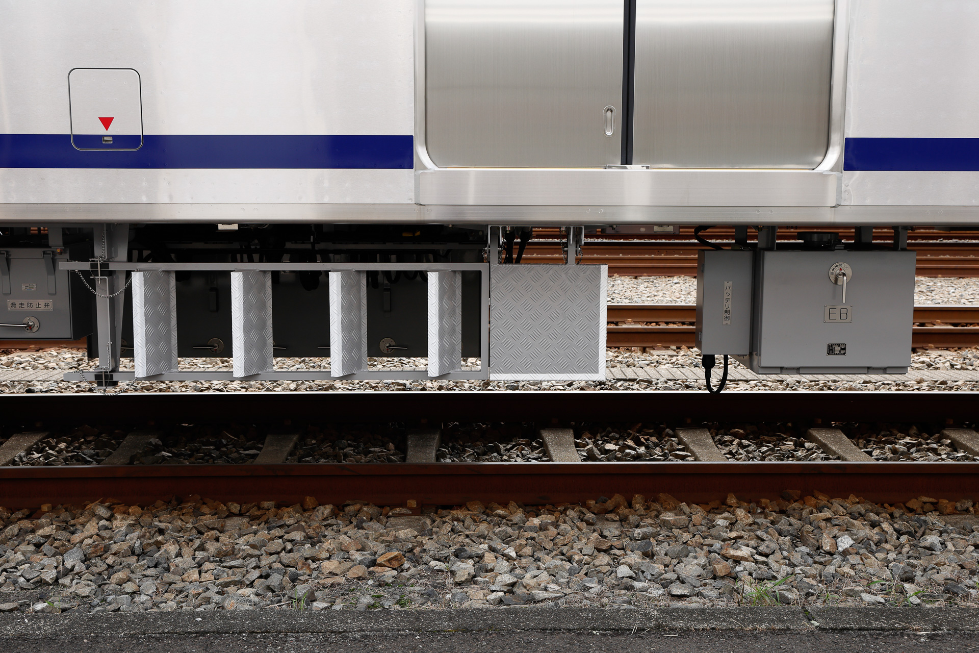 一部の車両の床下には、非常脱出用の梯子が設置されている。近年、導入が増えているアイテムのひとつだ