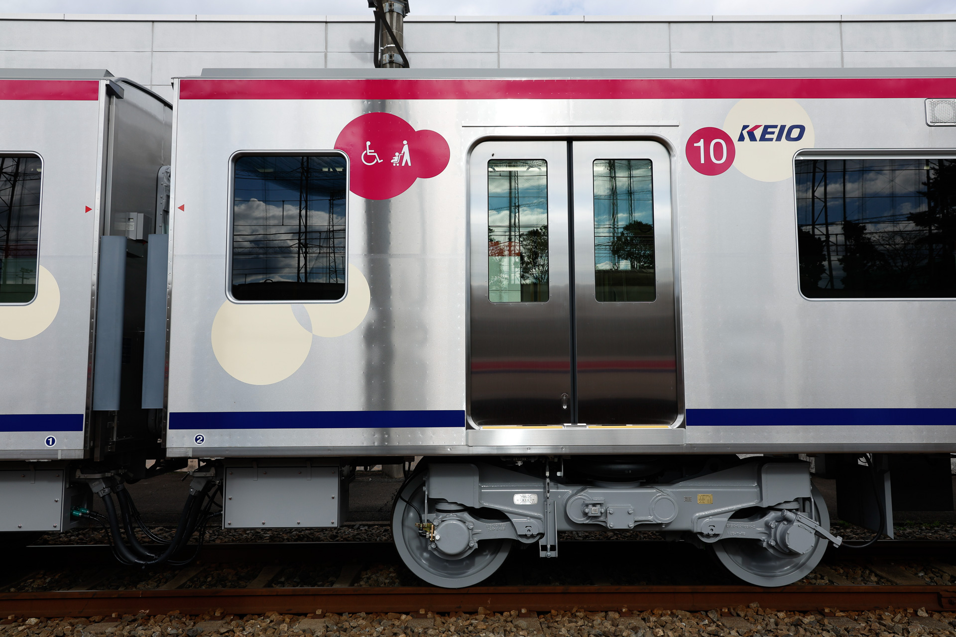 各車の車端部には、優先席や車椅子用フリースペースがある。外には、そのことを示すピクトグラム。もちろん、可動式ホーム柵で隠れないように高い位置としている