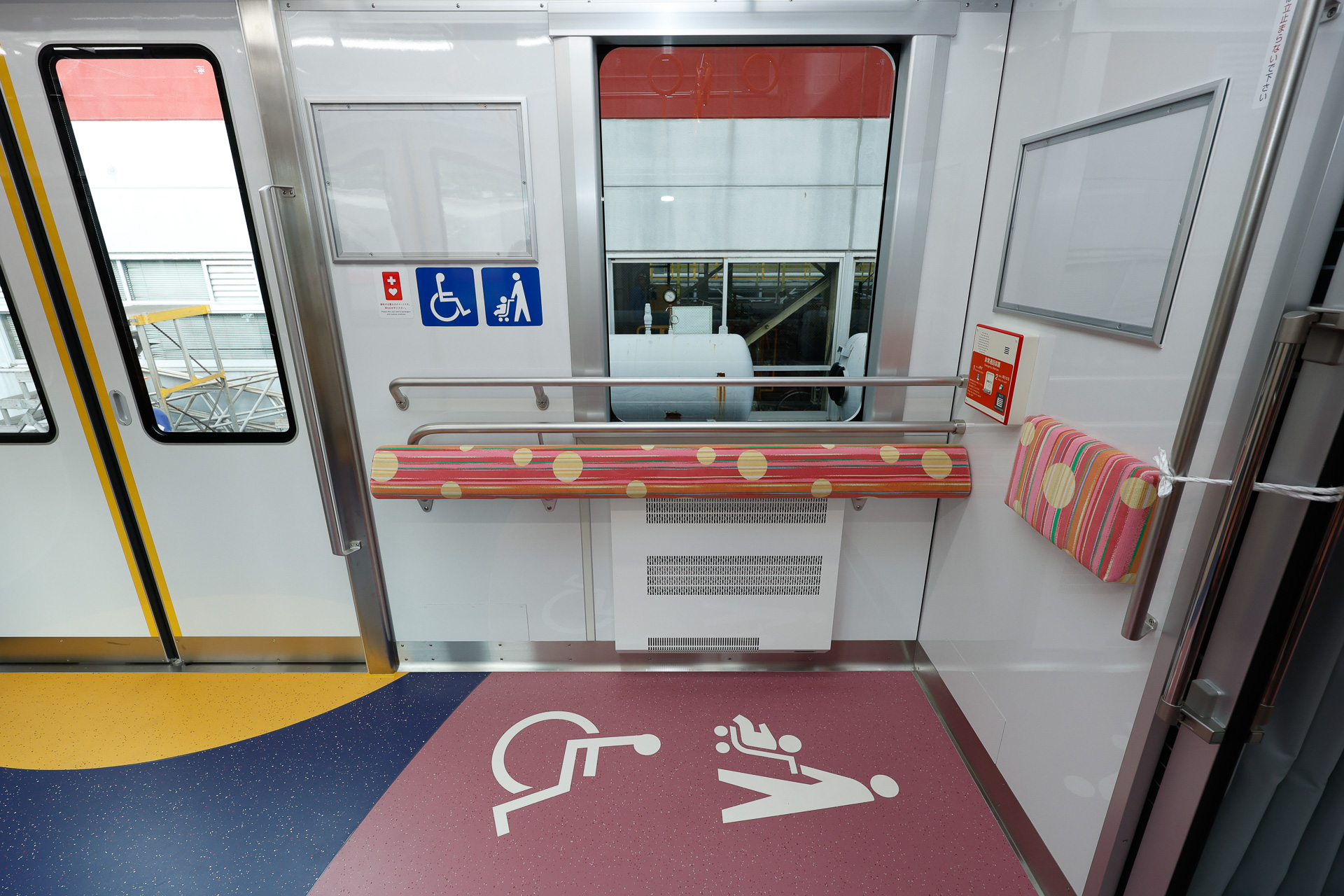 車椅子用フリースペースはこんな按配。非常通話装置は妻壁に設置している