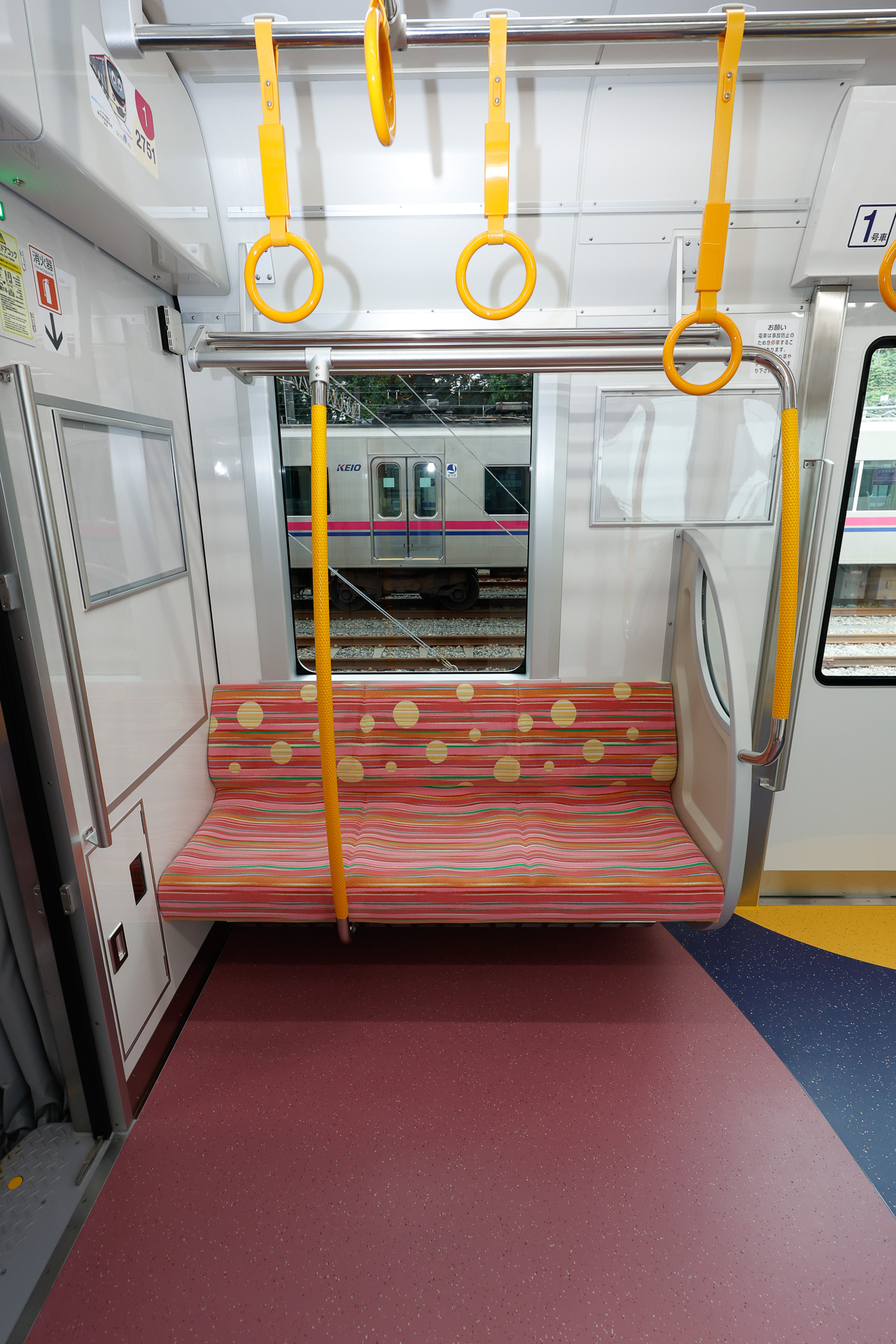 その対面は優先席。ここはモケットと吊手の色が異なる