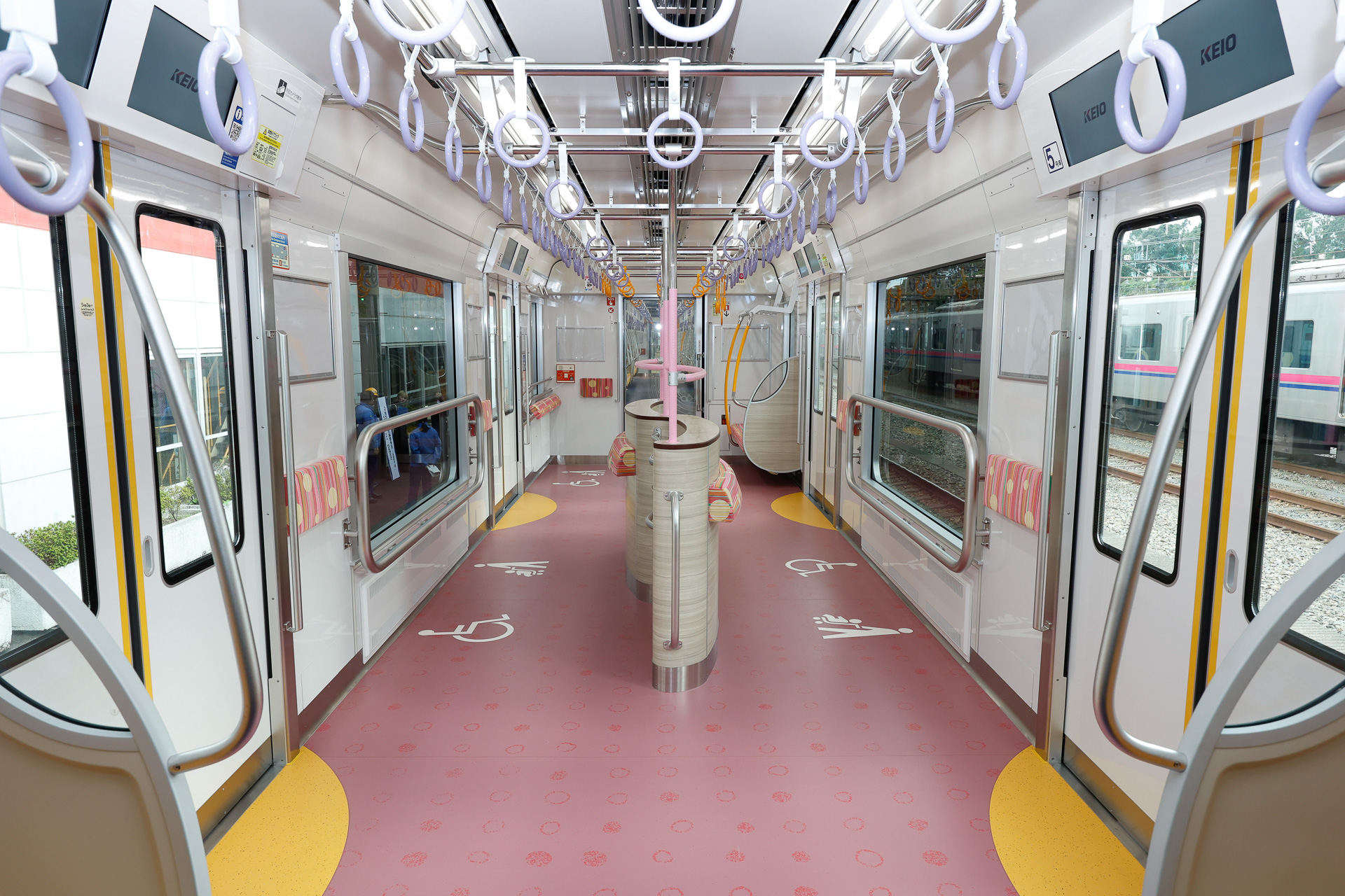 「ひだまりスペース」を八王子方から新宿方に向いて見た様子。「ベビーカーを押して電車に乗ると、そのまま乗っていいのかな、畳んだ方がいいのかな、と悩むんですが、堂々と乗れそうなぐらいに広いスペースですね」（藤本さん）