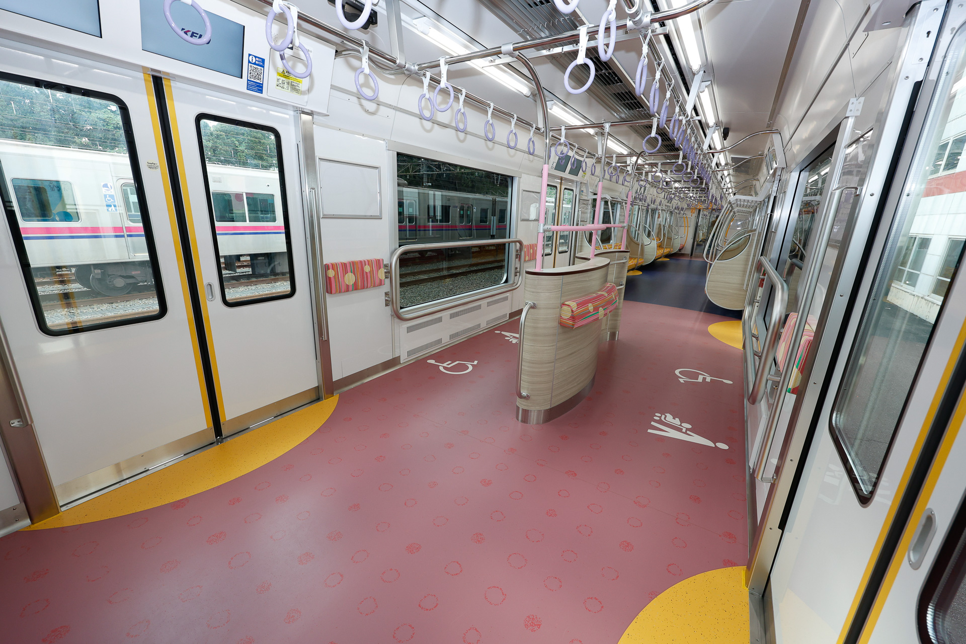 反対側から。1番目の側扉と2番目の側扉の間が「ひだまりスペース」となり、その向こう側は通常のロングシートになっている様子が分かる