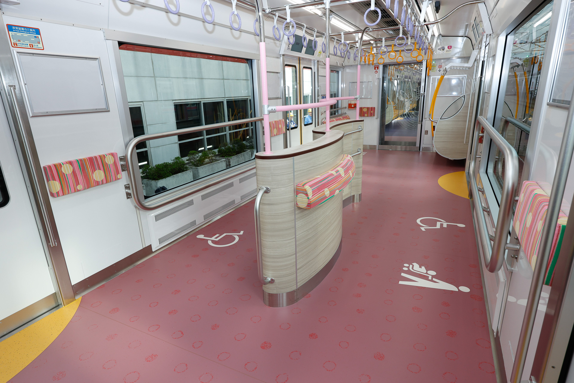 斜め方向から。S字形をした衝立の側面に、クッションと手すりが設けられているのが分かる