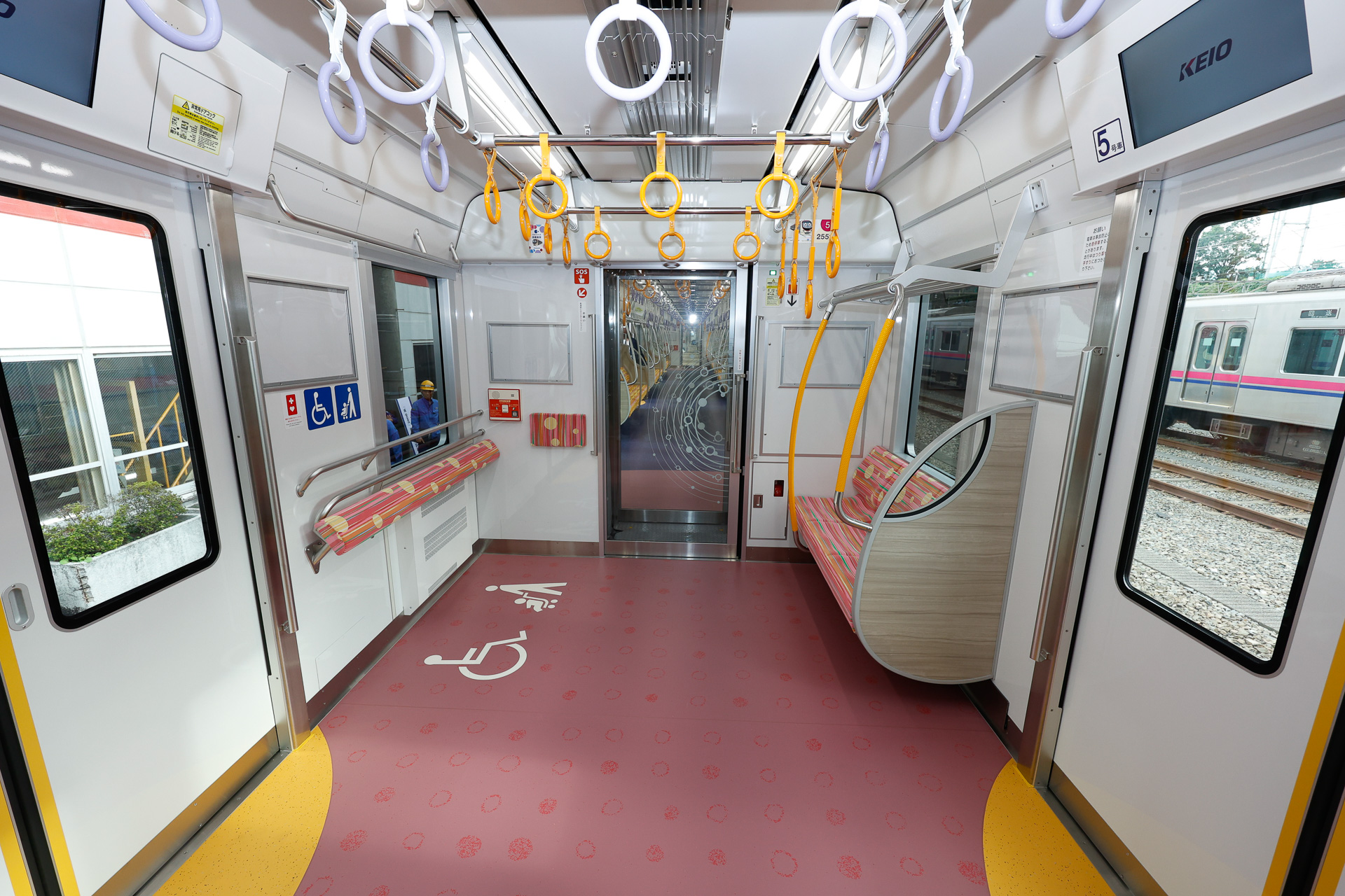 「ひだまりスペース」は、5号車の新宿方から数えて1番目と2番目の側扉の間。車端部はこのように、他車と同様に優先席と車椅子用フリースペース