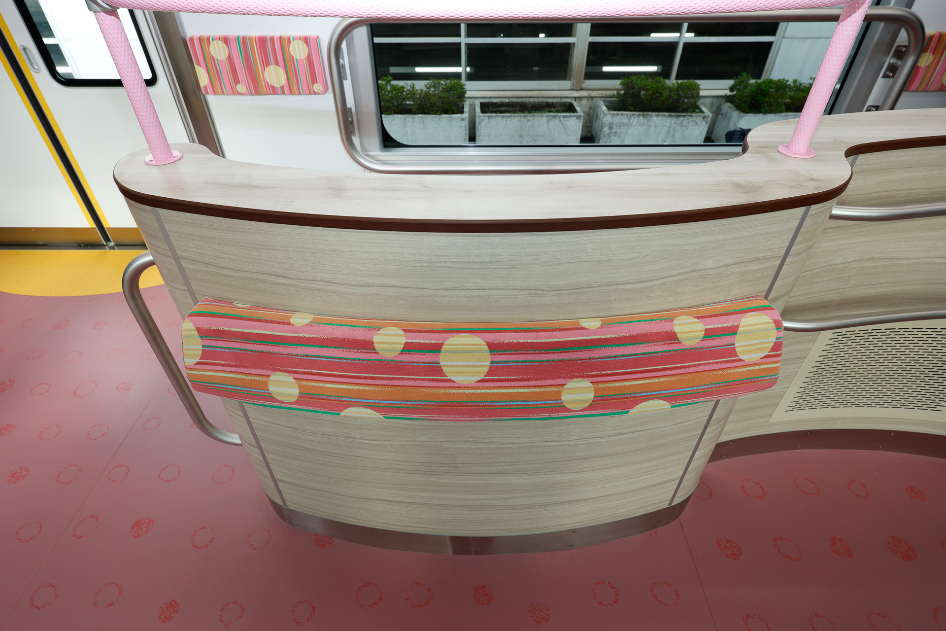 S字形の衝立に取り付けられたクッション。この向こう側は手すりになっている