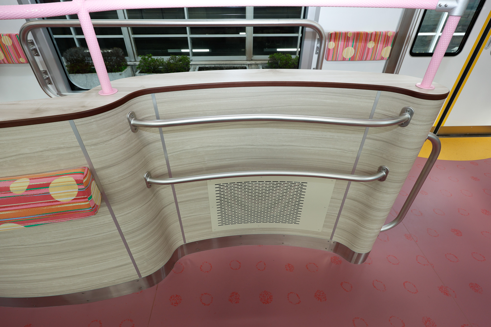 手すりは上下2段構成。その下にはヒーターが組み込まれているようだ