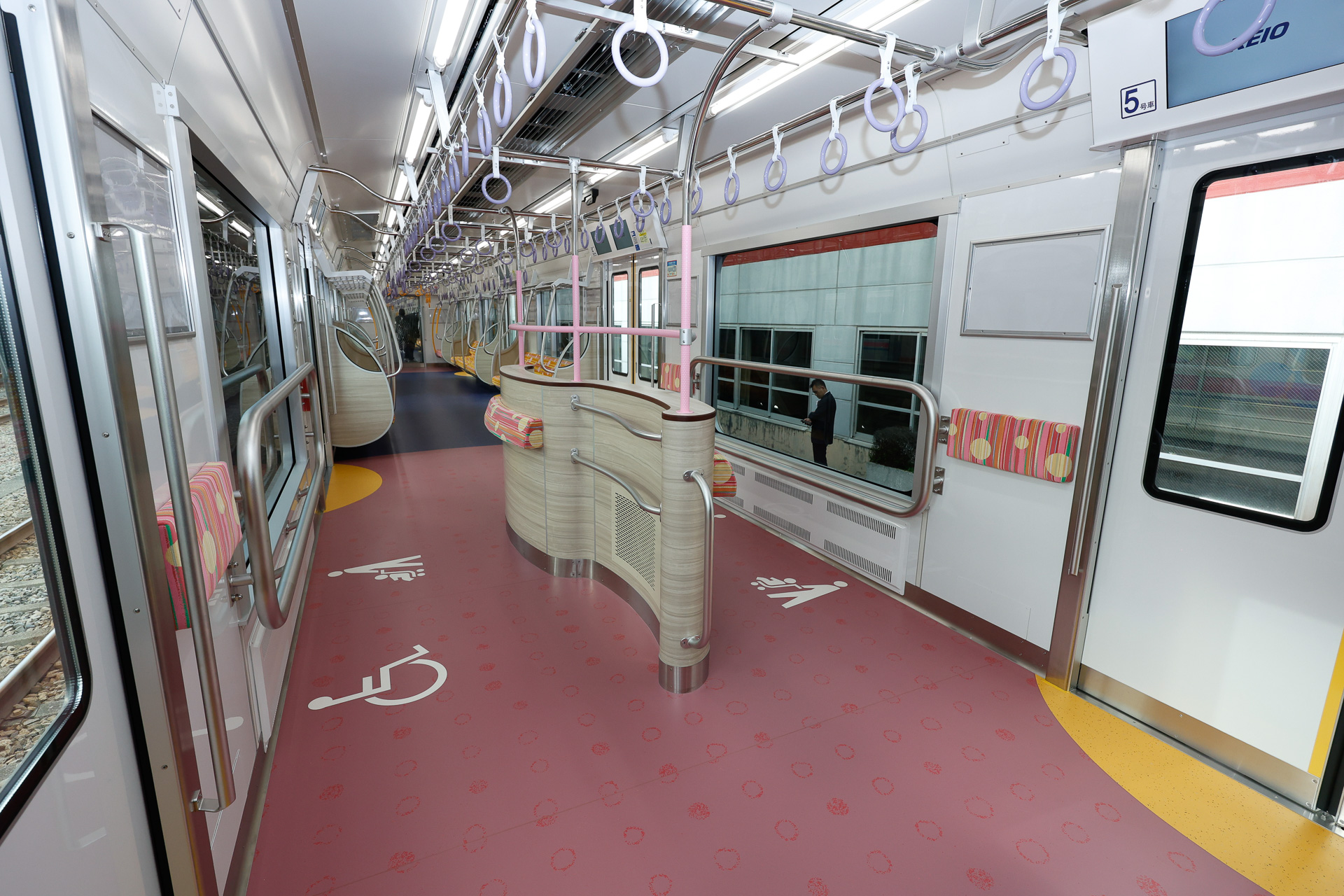 衝立の前後端にも手すりがあるが、これは低い位置のみ。左右の窓下にもヒーターが組み込まれているようだ。側窓の左右にある戸袋部分にもクッションがついている様子が分かる