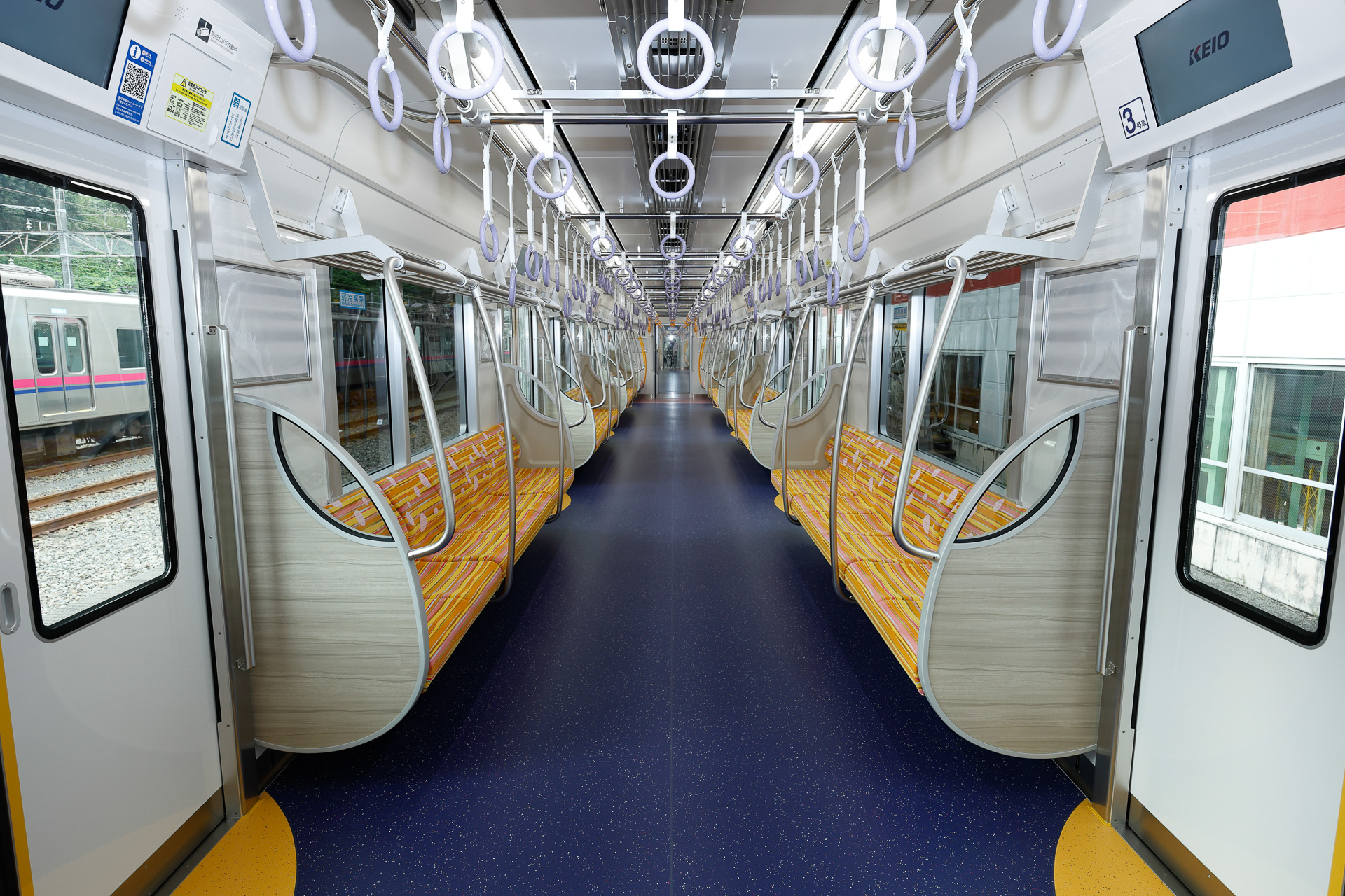 客室の全景。卵型（？）の袖仕切だが、上端部を透明にして視界を広げている