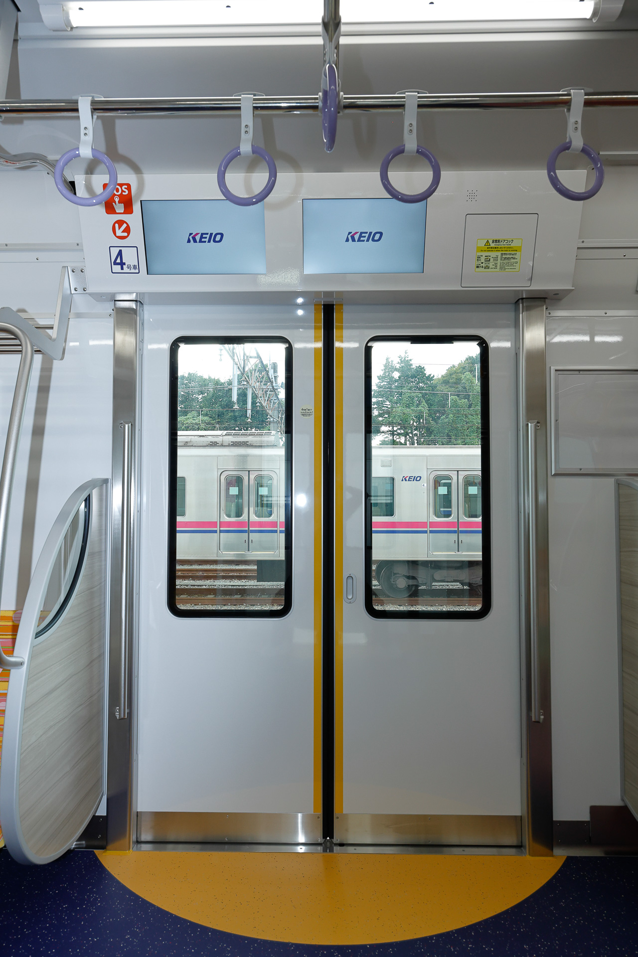 側扉は一般的な両開き扉で、上部に2画面の液晶ディスプレイを配置する作りも現在のスタンダード