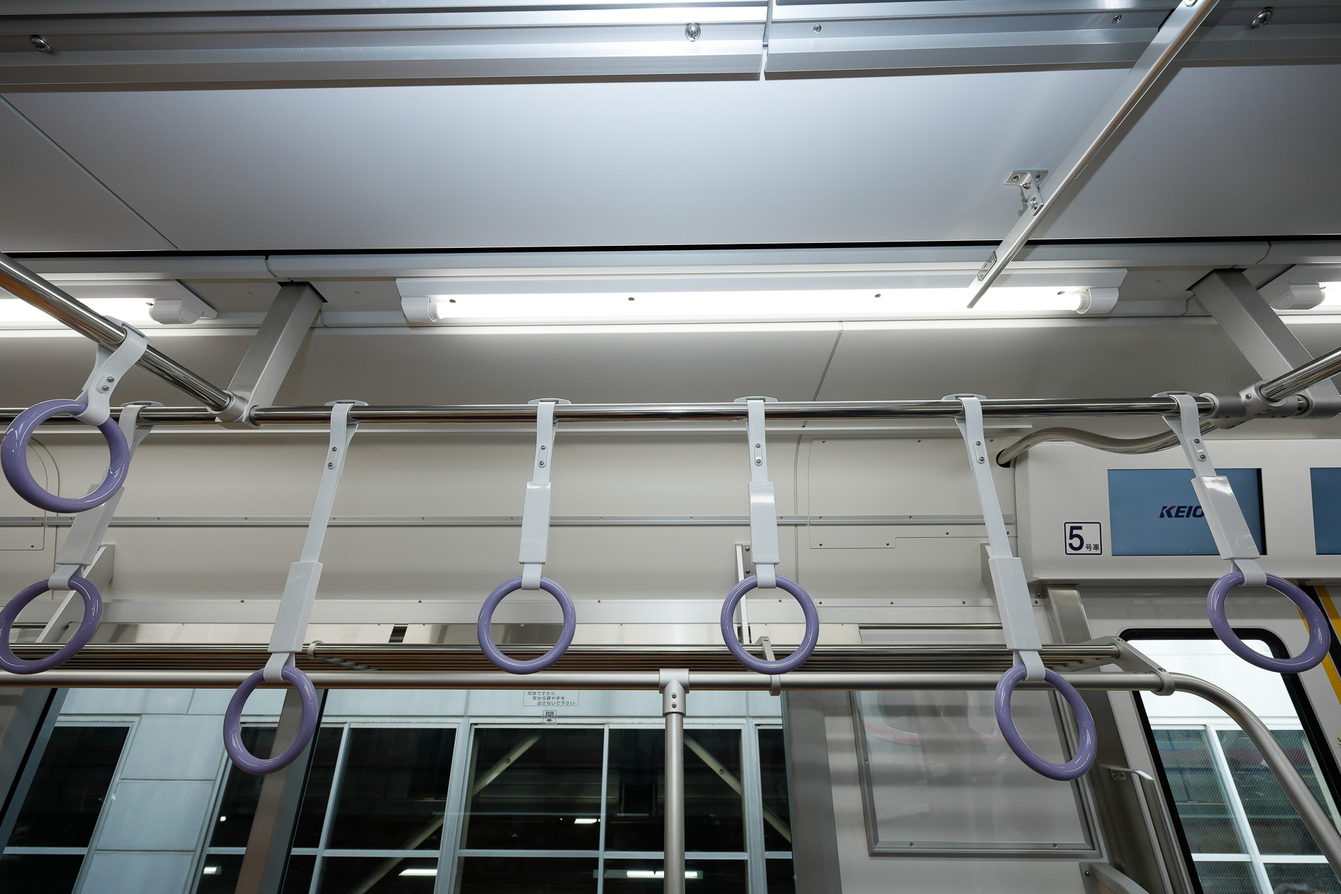 一部の吊手だけ高さを下げているのは、小柄な利用者のための配慮。藤色の配色が新鮮だ