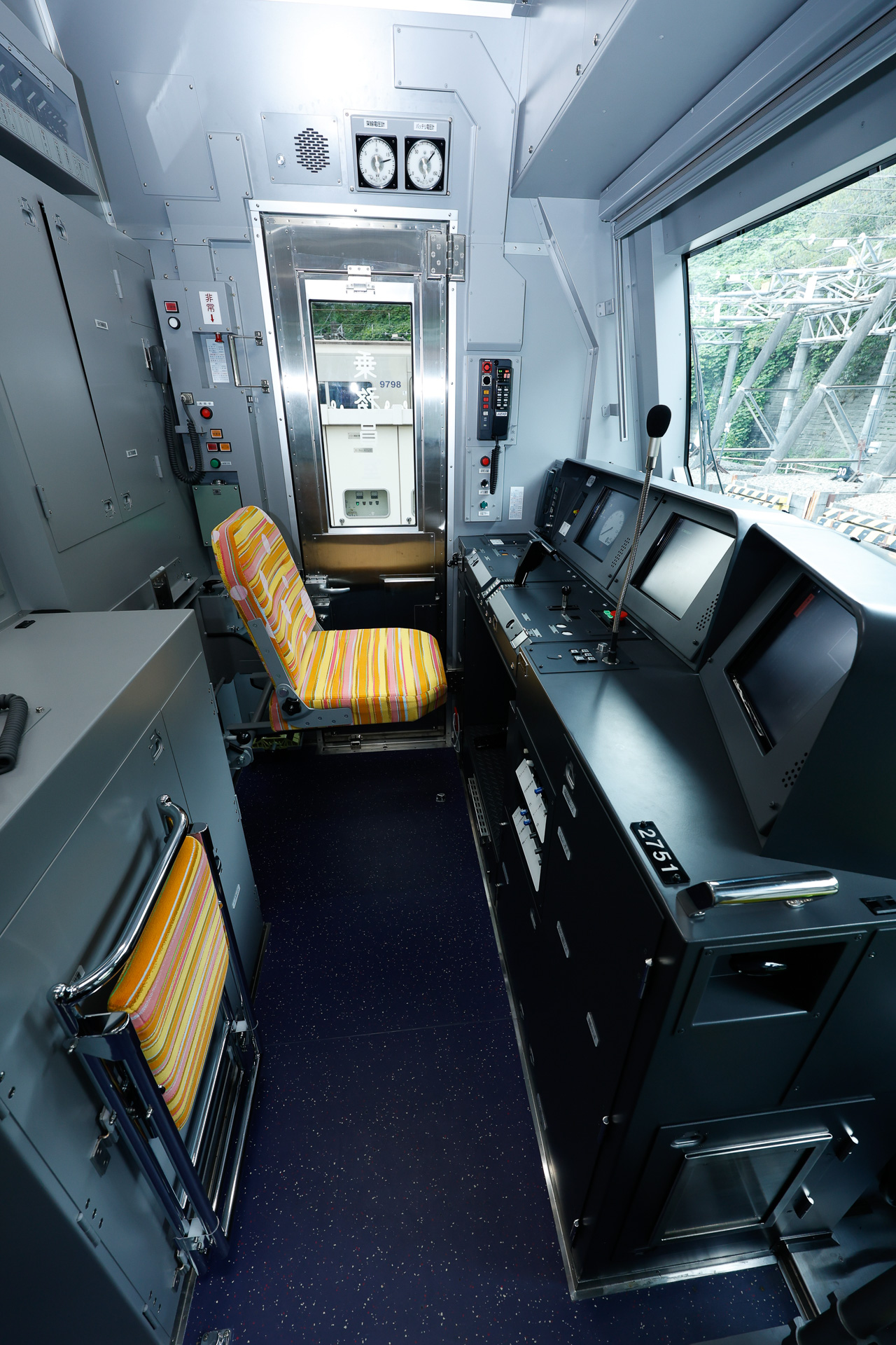 運転台。将来、ワンマン運転を導入することになっても対応できる準備がなされているという