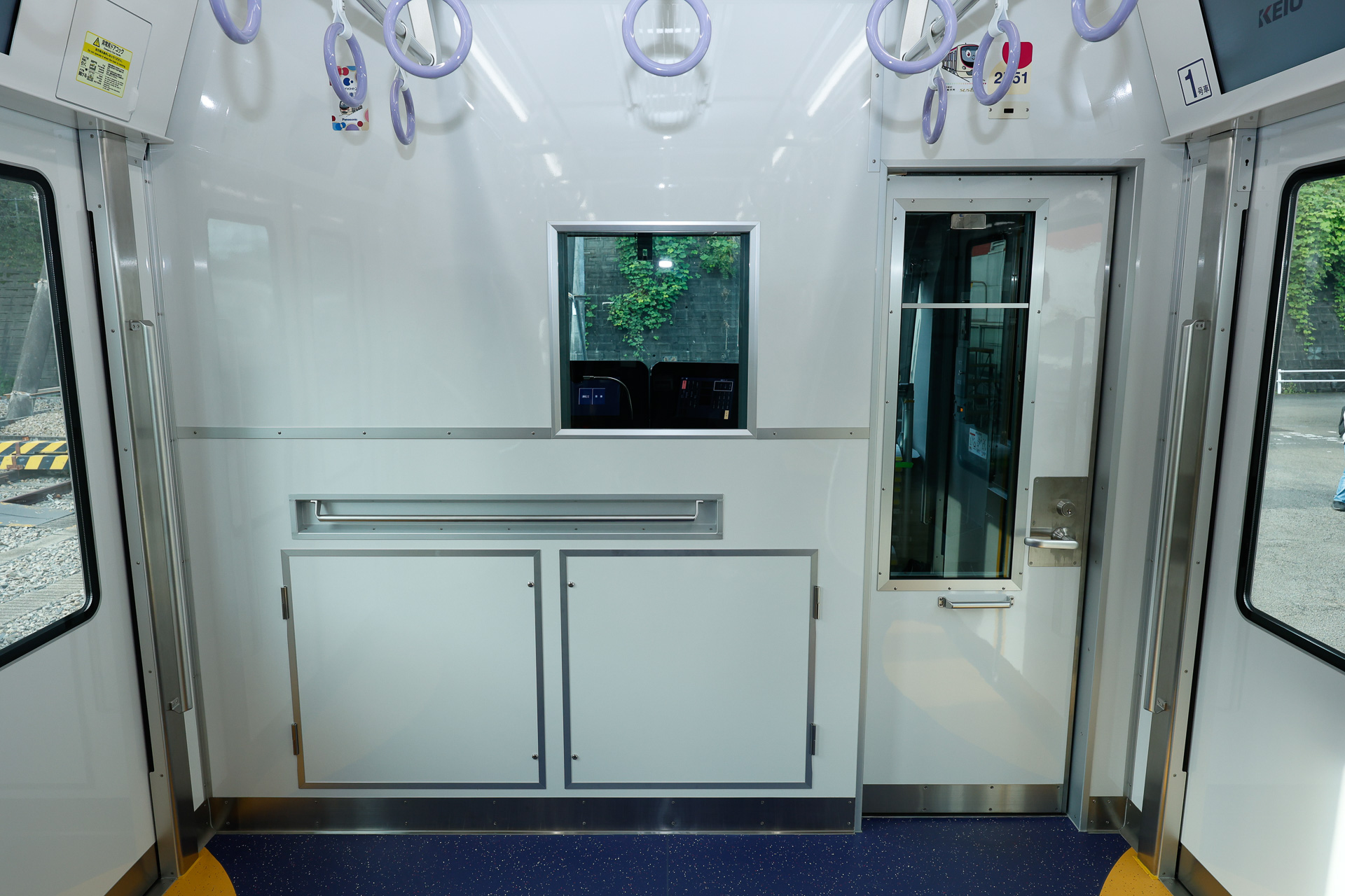 運転台背後の仕切壁を見ると、右端の扉の窓が大きく、その下端に手すりが設けられているのが分かる。「かぶりつき」が大好きな子供のための配慮だろう。ただ、機器配置の関係で窓が中央にしかない