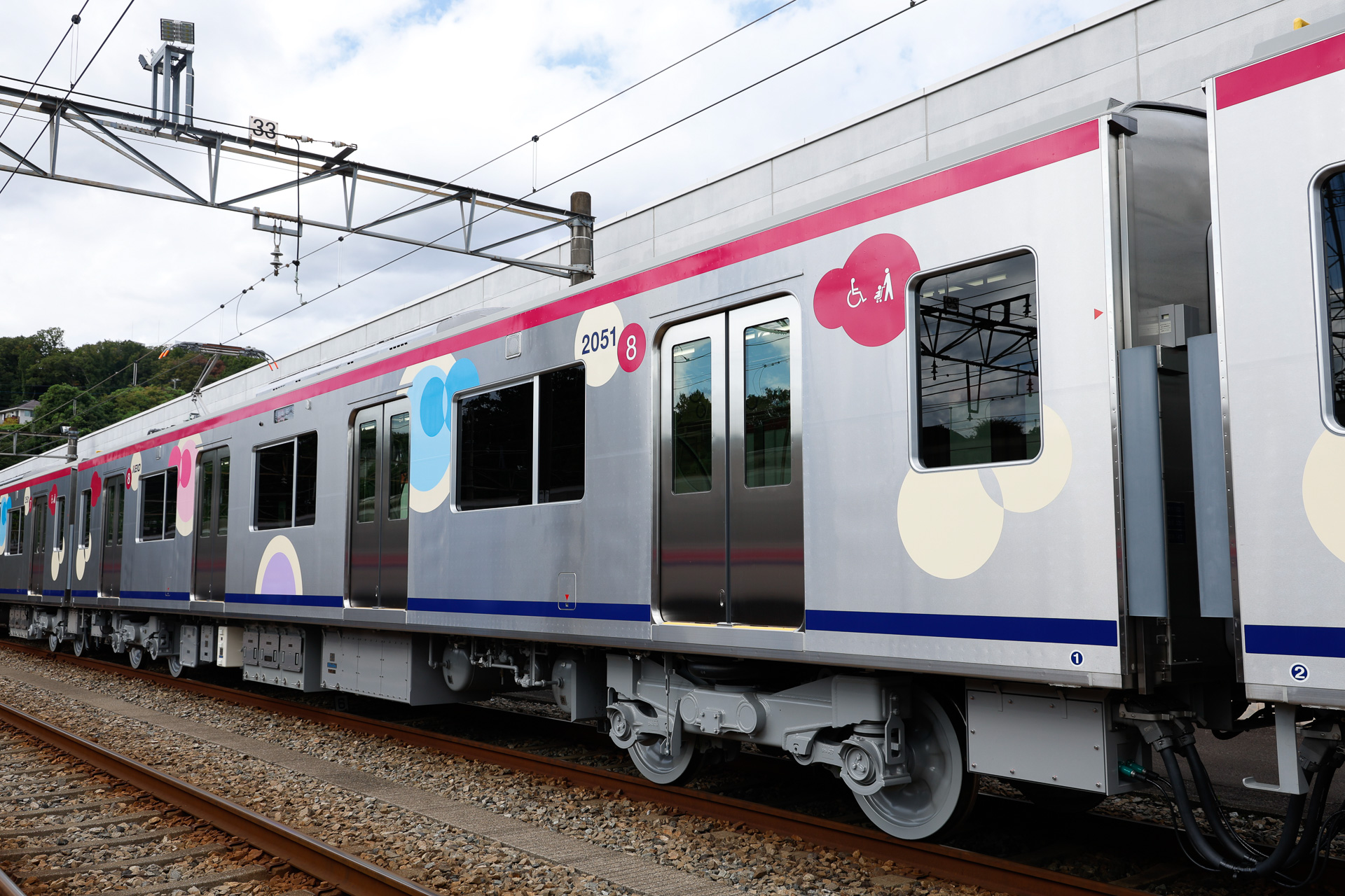 通常の中間車はこんな外見。側窓の高さはすべて同じである。外装には水玉模様のラッピングがあしらわれて、優しそうな雰囲気を演出している