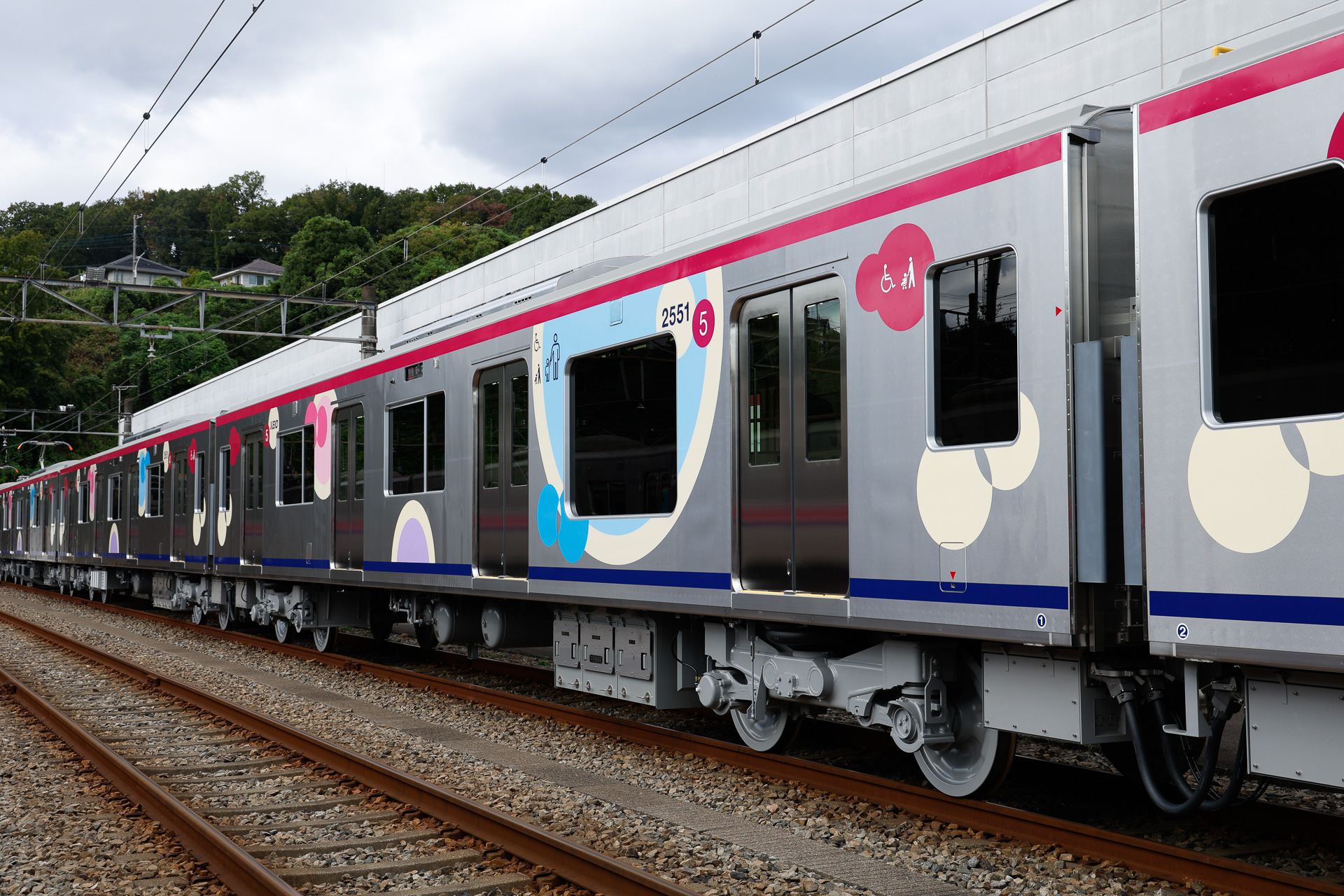 「ひだまりスペース」を設けた5号車は外見が異なる。「ひだまりスペース」のところだけ拡大された側窓がよく分かる