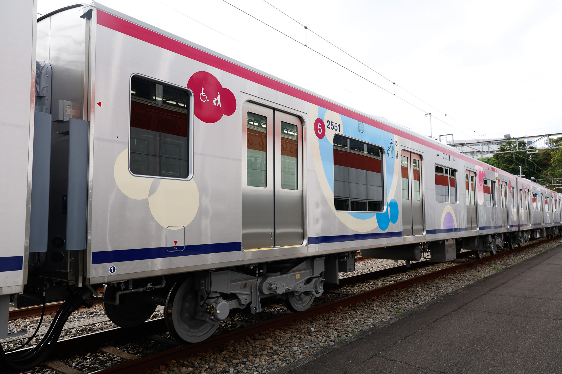 同じ5号車の反対側も、同じような外見