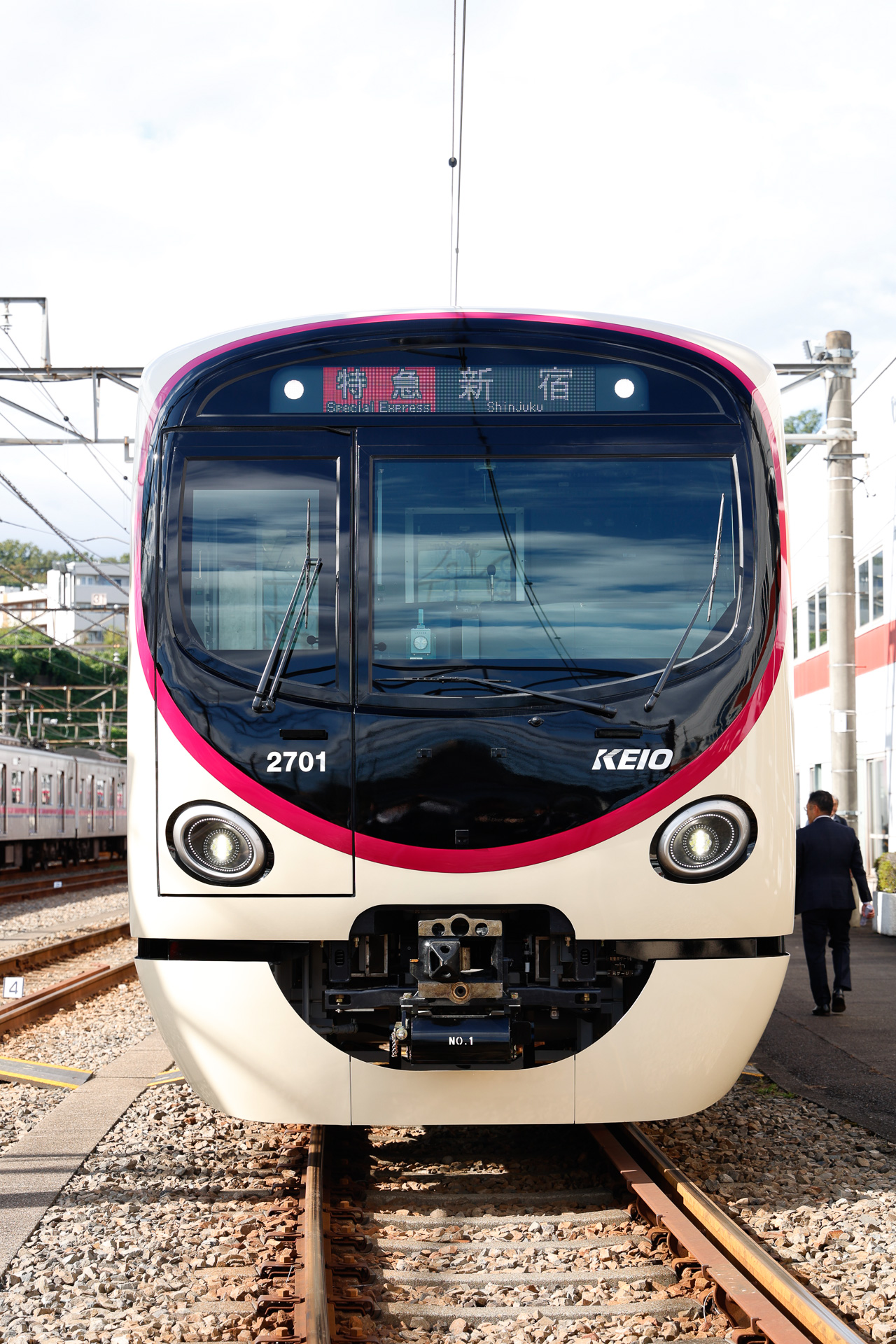 前面。灯火も「円」でデザインしており、中央にあるLED前部標識灯と、楕円形のLED灯列を組み合わせてある