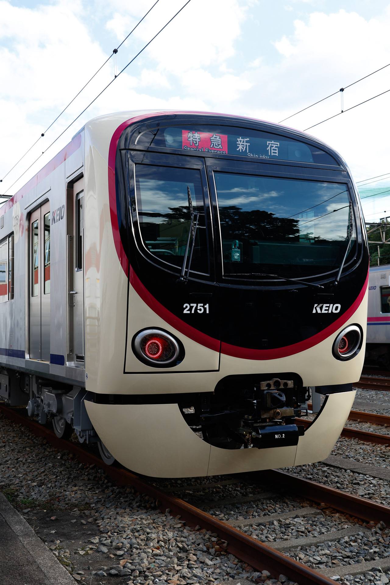 後部標識灯は、LED前部標識灯を囲むように設けられた赤色LEDの灯列で実現している。このとき、周縁部にある楕円形の灯列は点灯しない