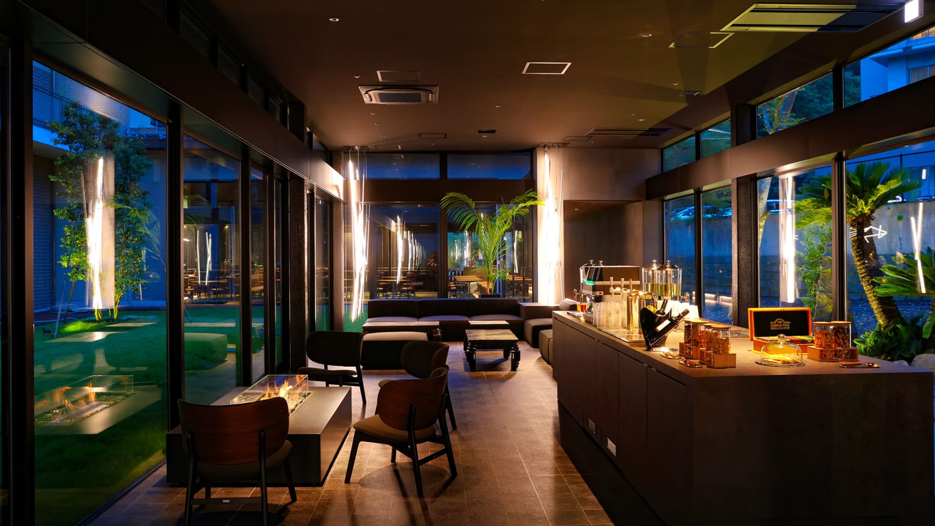 ラウンジではドリンクや夜食をサービス