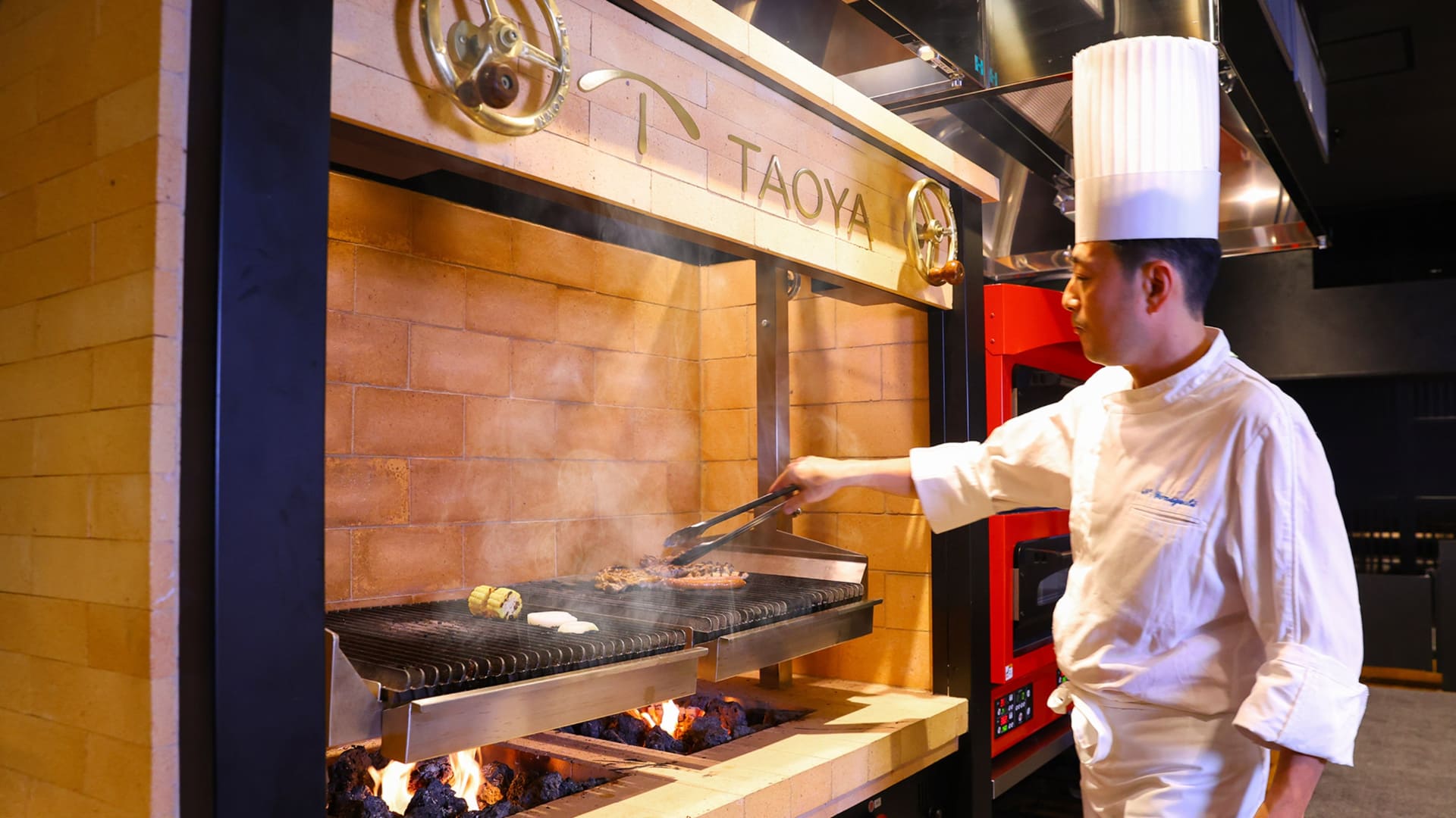 夕食バイキングでは、熱々のステーキから海鮮グルメ、中華料理まで食べ放題