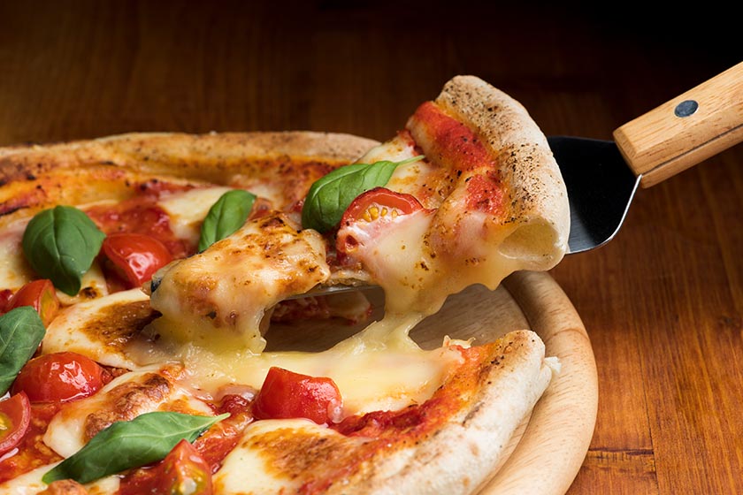 焼きたて熱々、チーズたっぷりのピッツァ
