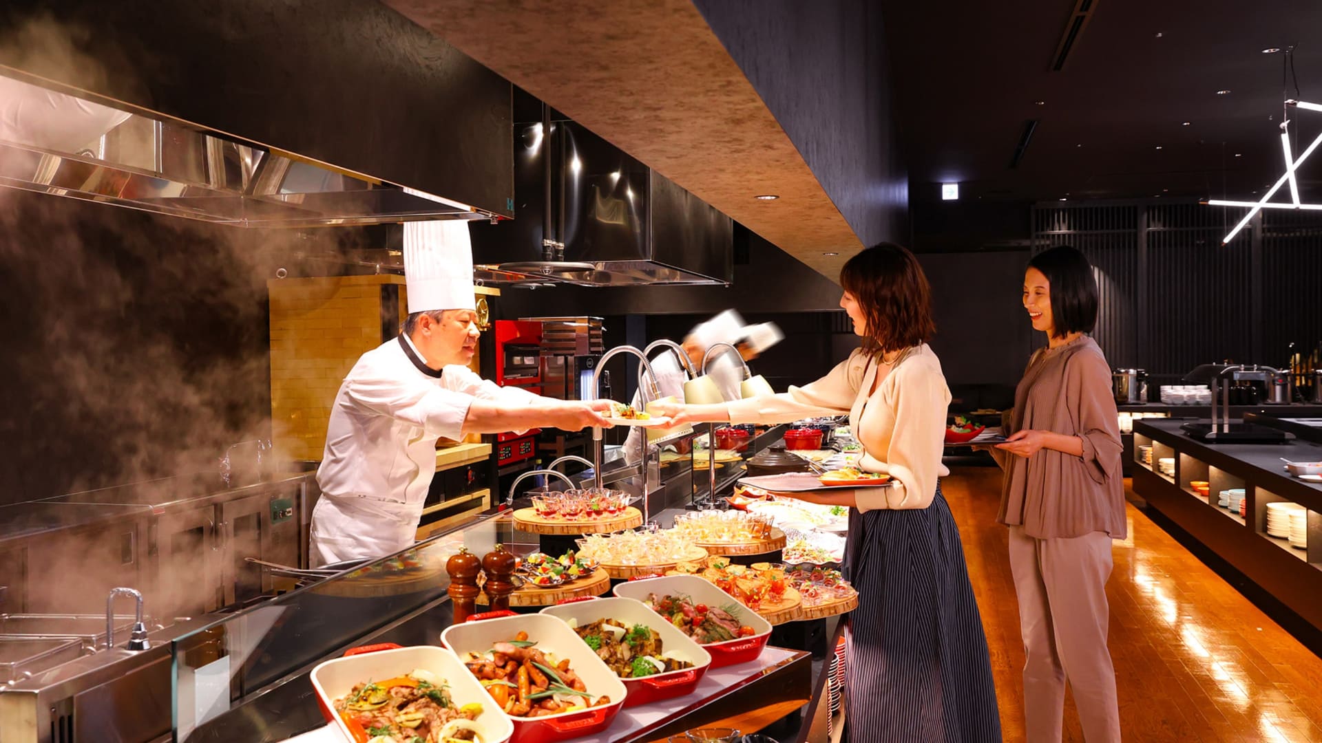 夕食バイキングでは、熱々のステーキから海鮮グルメ、中華料理まで食べ放題