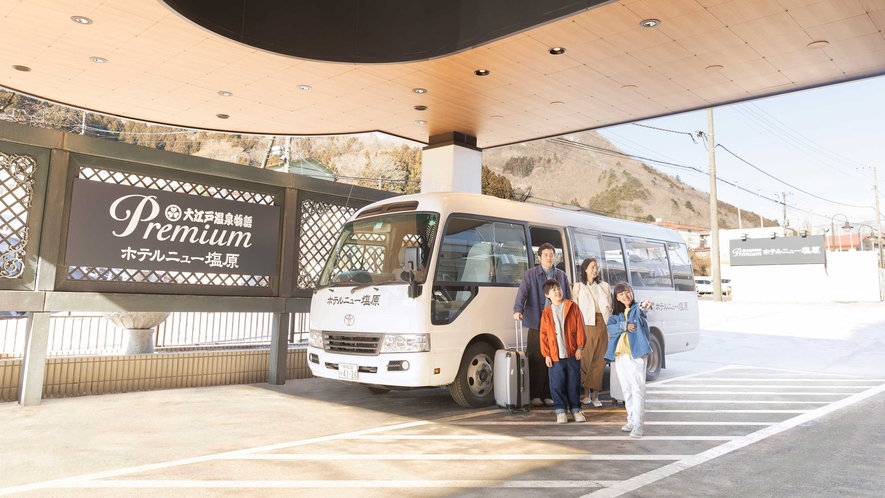 宿のエントランス。送迎バスも運行