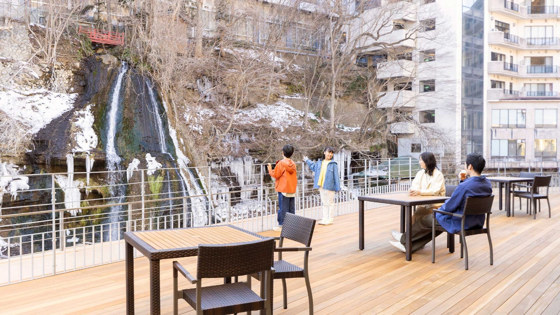 七絃の滝を望むウッドデッキテラス