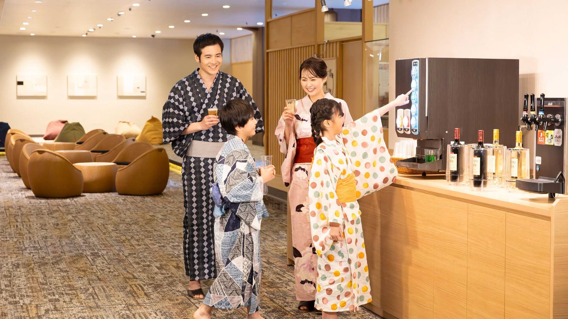 七絃の滝を望むプレミアムラウンジと湯上りラウンジでは冷えたビールやソフトドリンクを提供