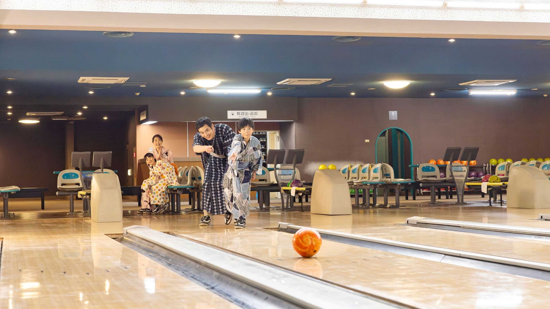 館内のボーリング場