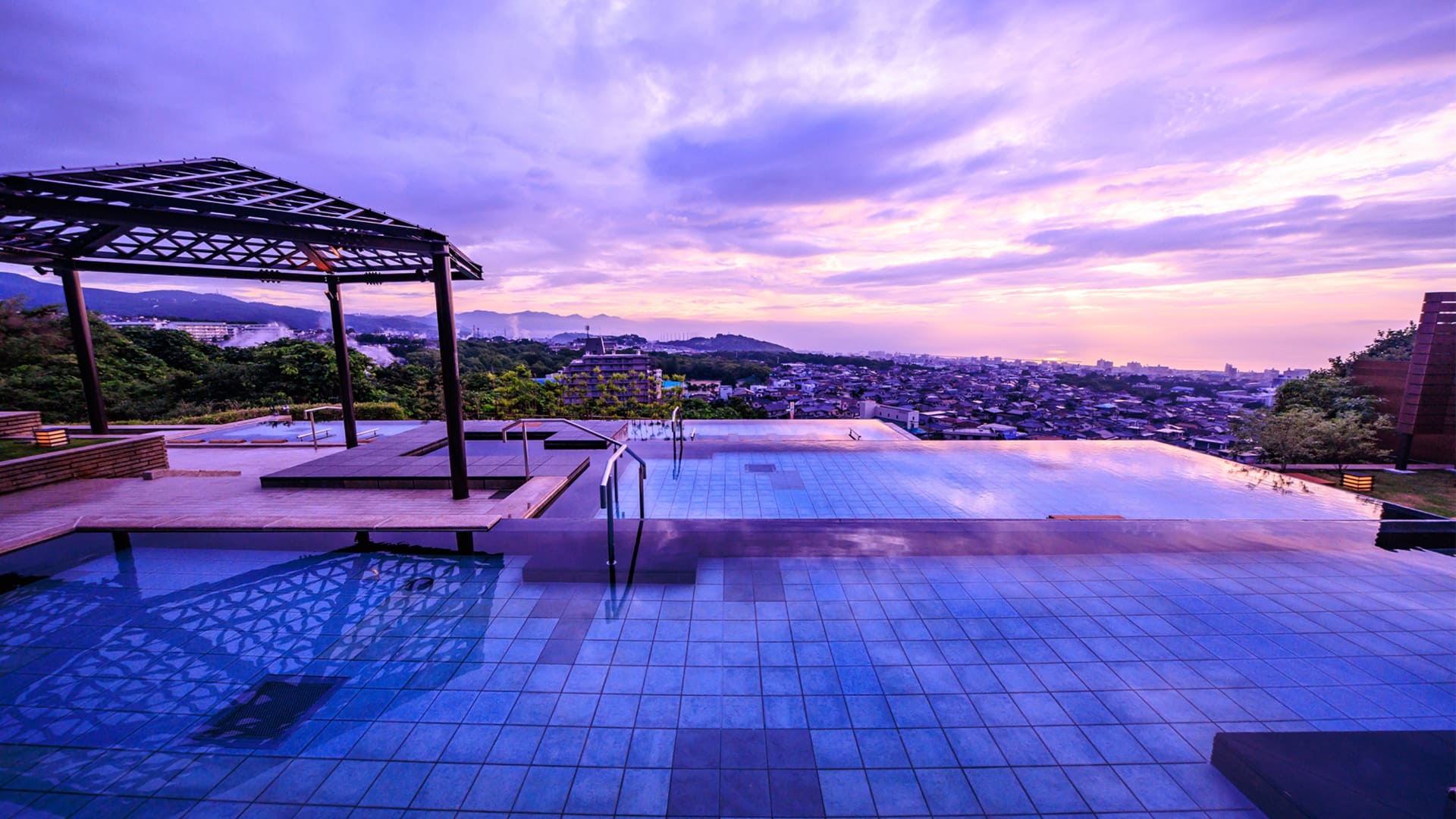 別府温泉街を一望する大展望露天風呂「棚湯」