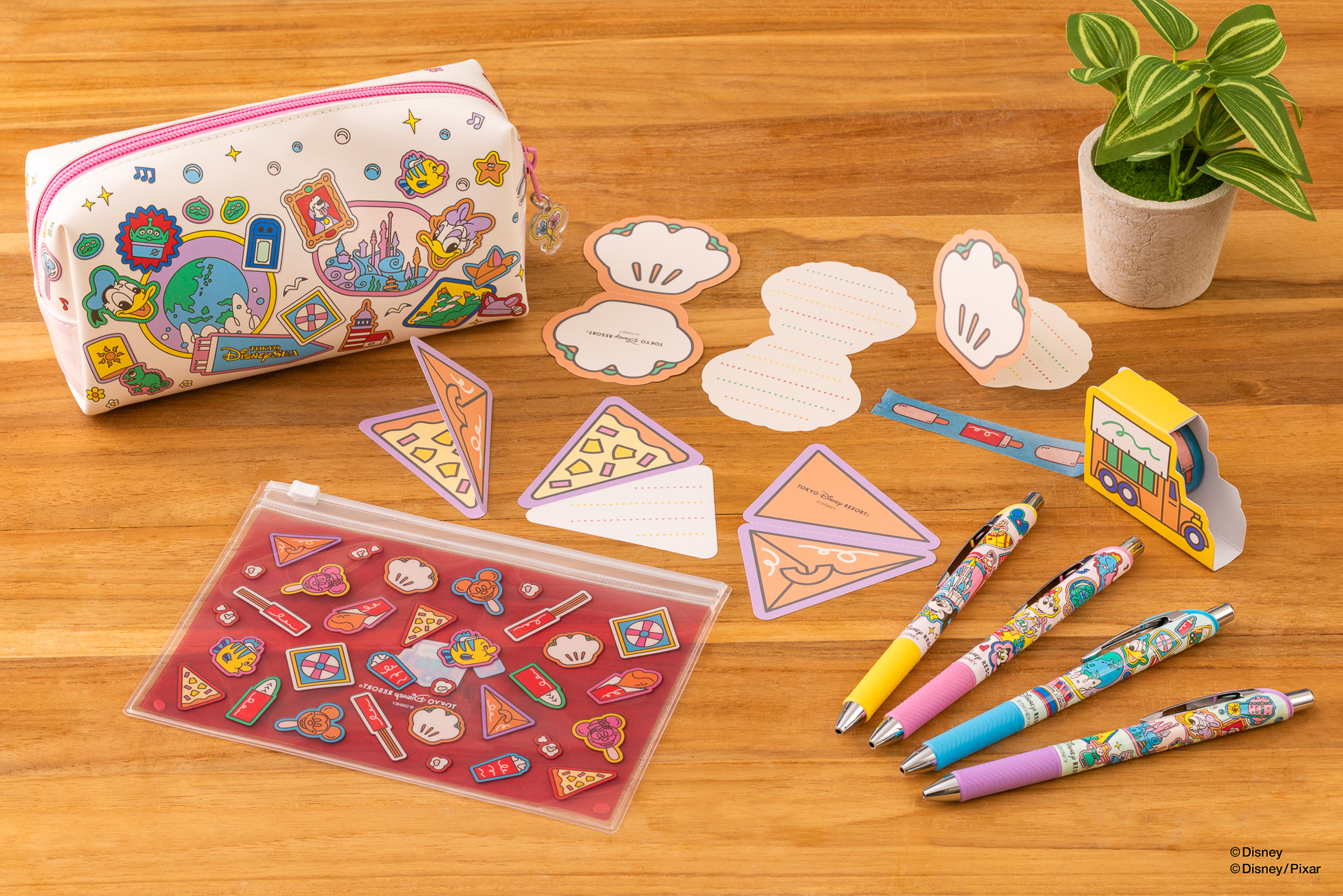 お土産として購入後、シェアできる文房具などを豊富に揃える