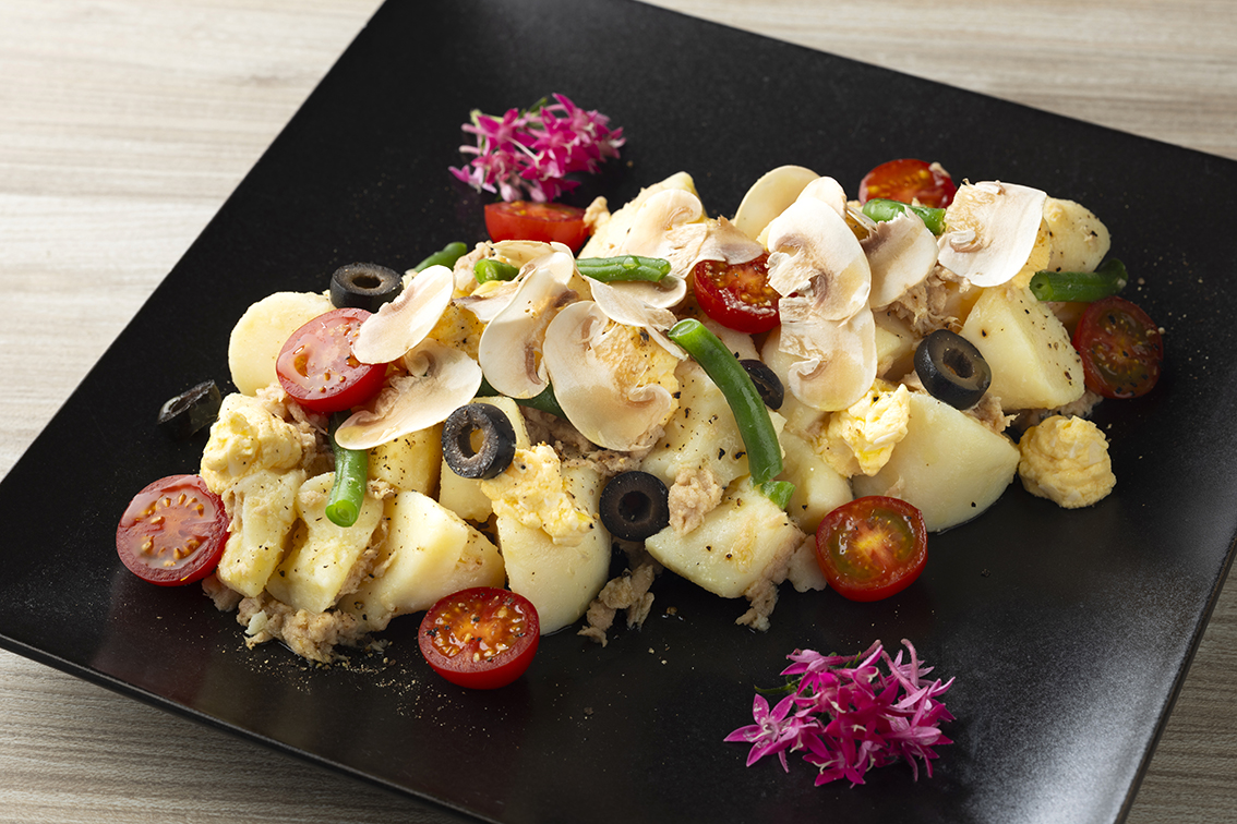 北海道産じゃがいものニース風サラダ フレッシュとかちマッシュ飾り