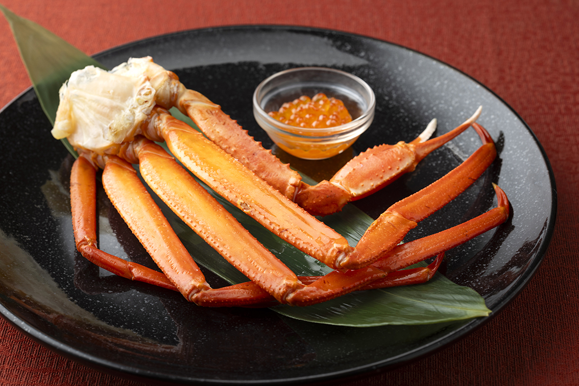 ディナー限定の選べる一皿「北海道産紅ズワイ蟹 1肩＋いくら」もしくは「和牛炭火焼きと尾藤農産の雪室熟成じゃがいも『冬熟』添え」