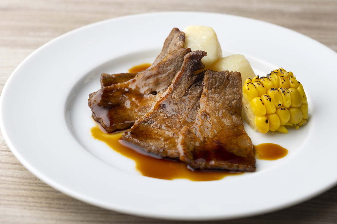 ディナー限定の選べる一皿「北海道産紅ズワイ蟹 1肩＋いくら」もしくは「和牛炭火焼きと尾藤農産の雪室熟成じゃがいも『冬熟』添え」