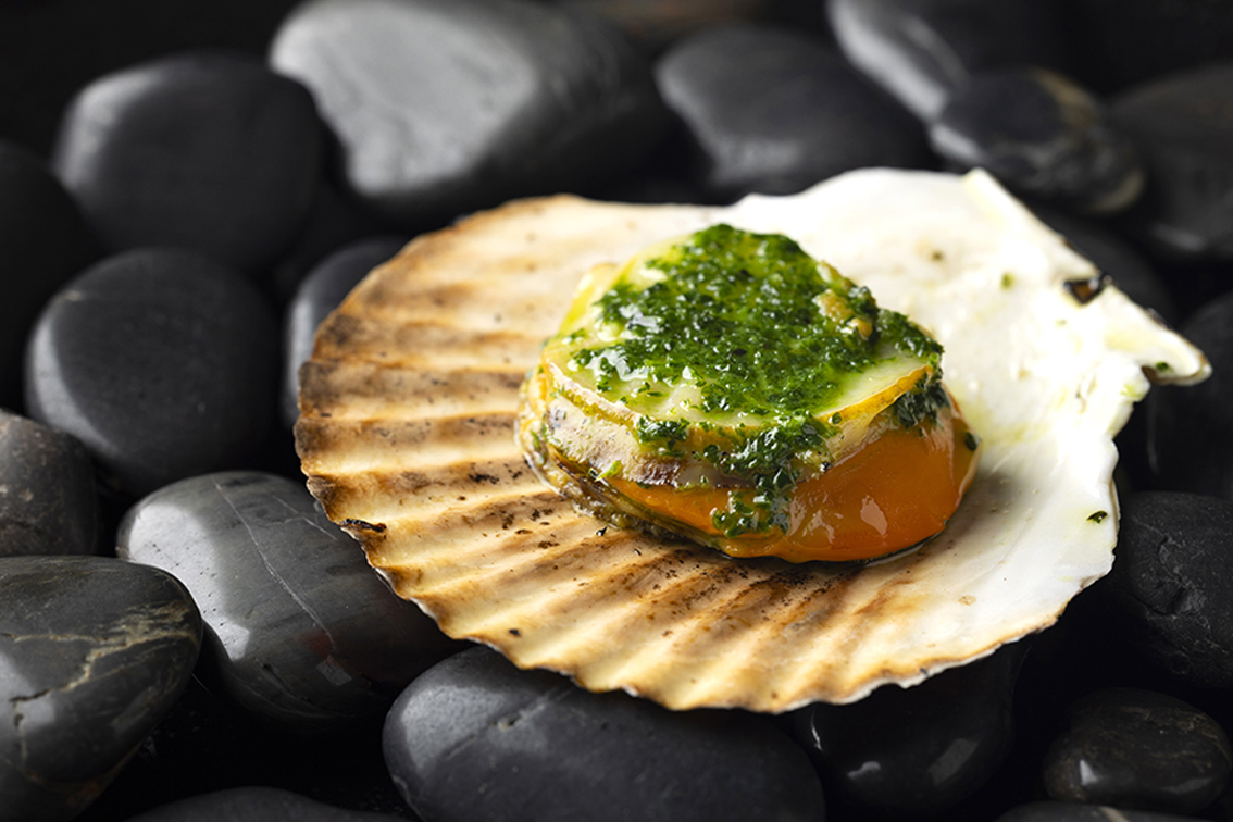 ランチ限定の選べる一皿「北海道産紅ズワイ蟹 1肩」もしくは「北海道産ホタテ殻焼き ブルギニョンバター」