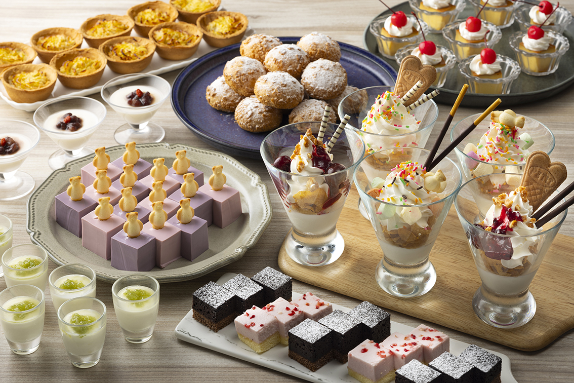 スイーツはリラッサ〆パフェ、北海道産じゃがいもの温かいスイートポテト 北海道ソフトクリーム添え（ディナー限定）、カントリーホーム風景のでーでーぽっぽ 足寄町産ラワンぶきのジャム、後楽園飯店杏仁豆腐 北海道産小豆添えなど