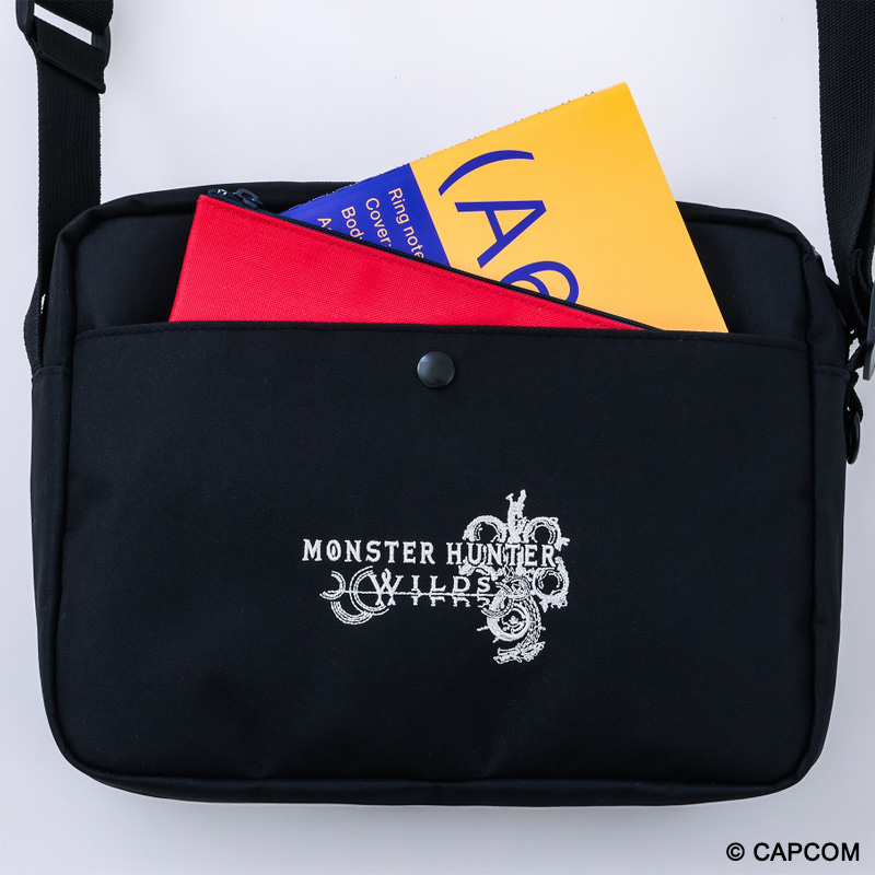 フロントに調査隊エンブレム、背面にはタイトルロゴの刺繍入り。どちらを表にしても使える両A面仕様