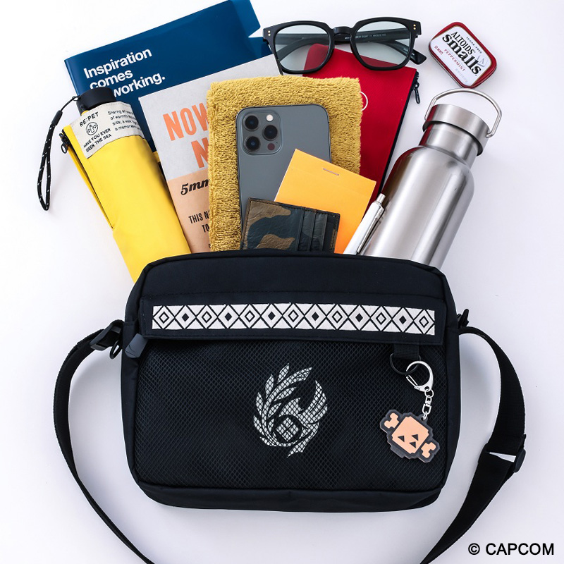 バッグ内外の複数ポケットと、お気に入りのキーホルダーなどを付けられるDカン付き